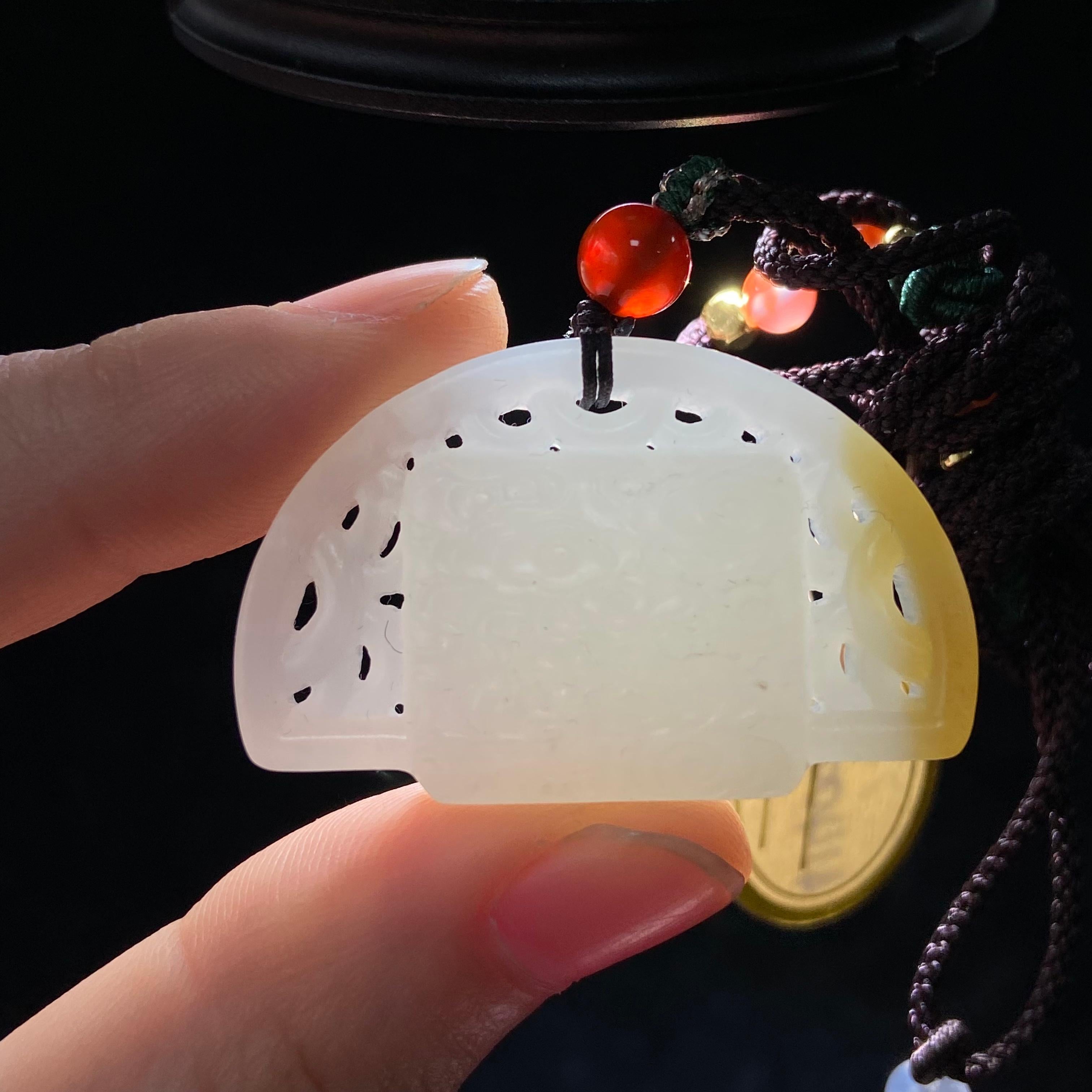 和田玉且末金山糖白祥云纹半圆佩（17.8g）