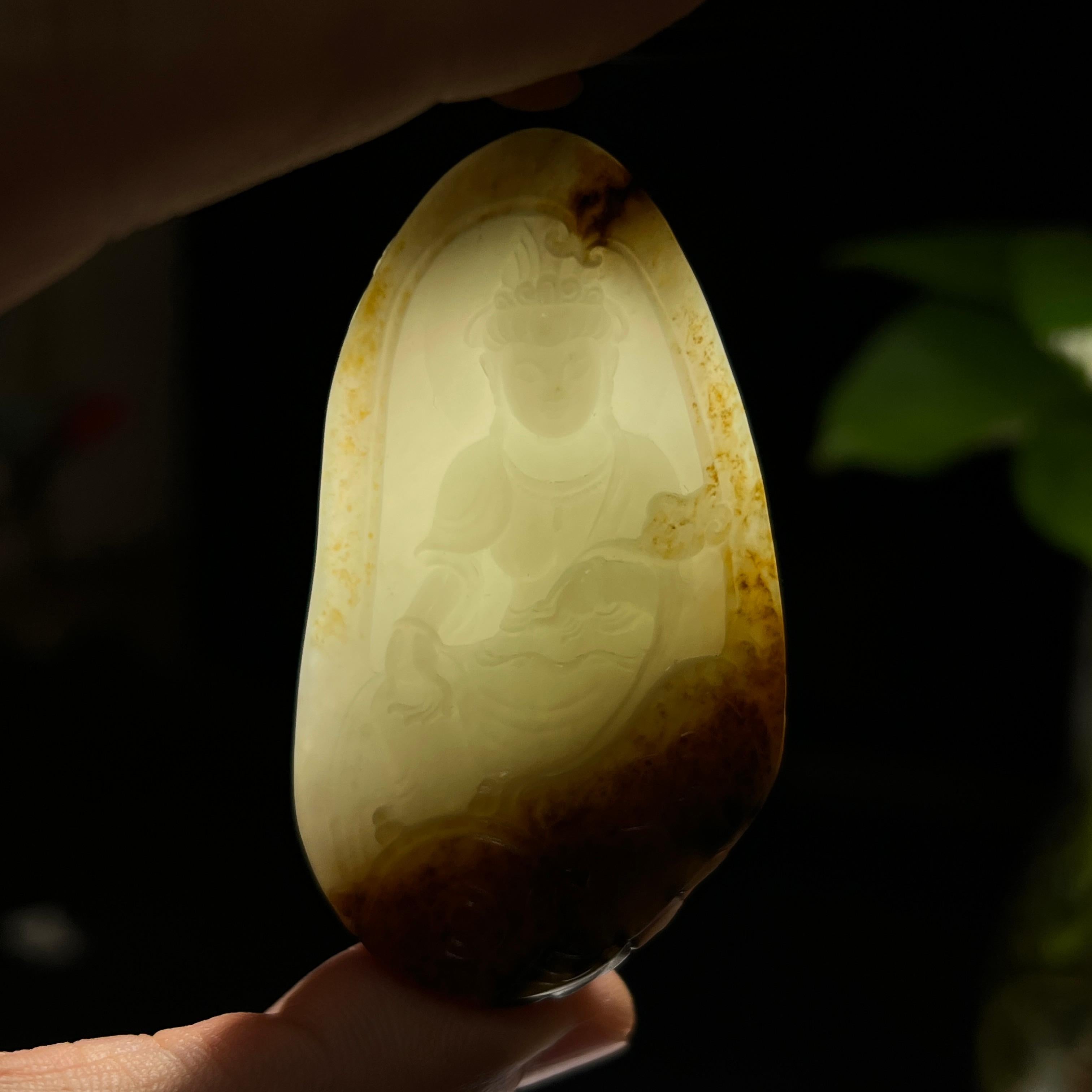 和田玉籽料黄沁皮观音挂件（54.7g）