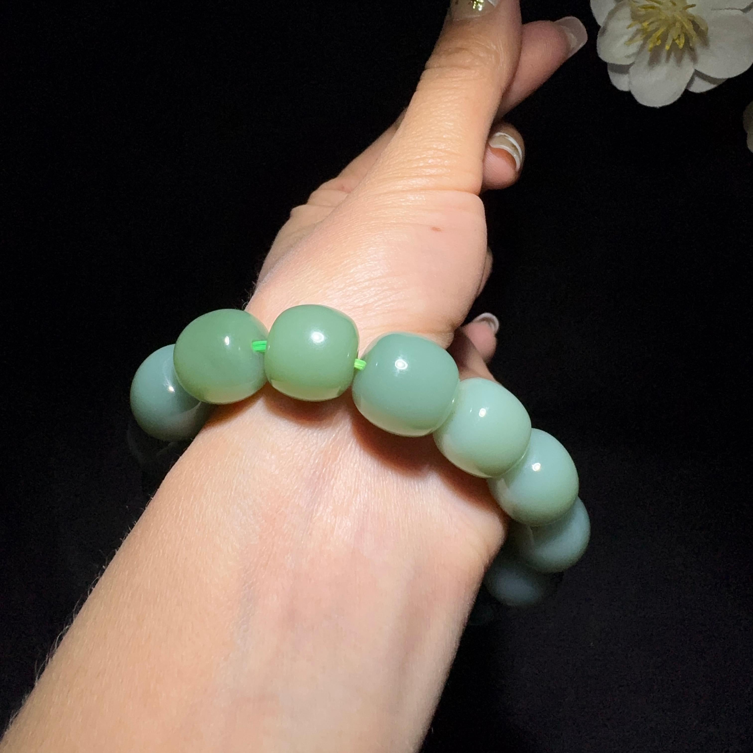 和田玉碧玉粉青老型珠手串（68.6g）