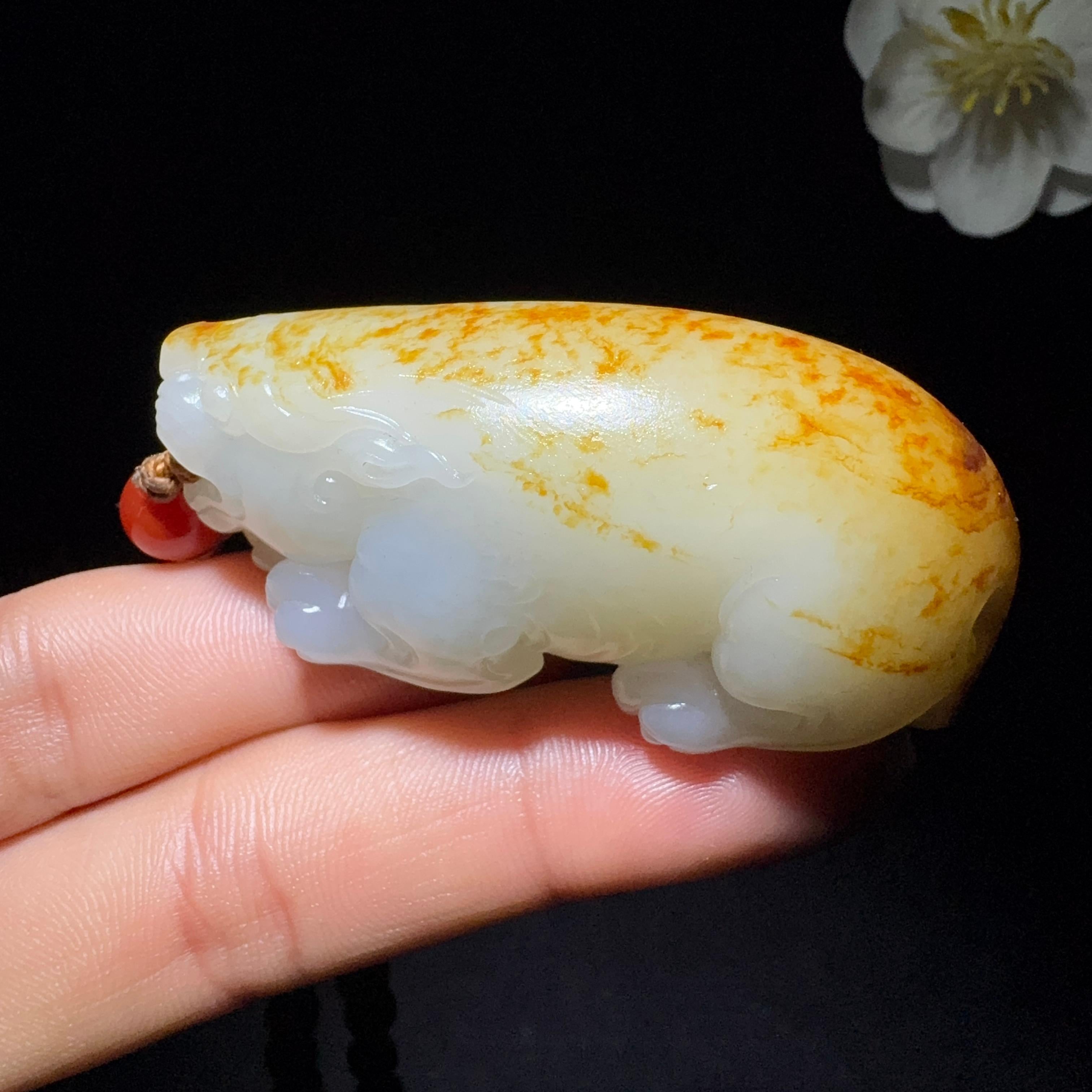 和田玉籽料手把件貔貅（75.6g） – 厚德载玉