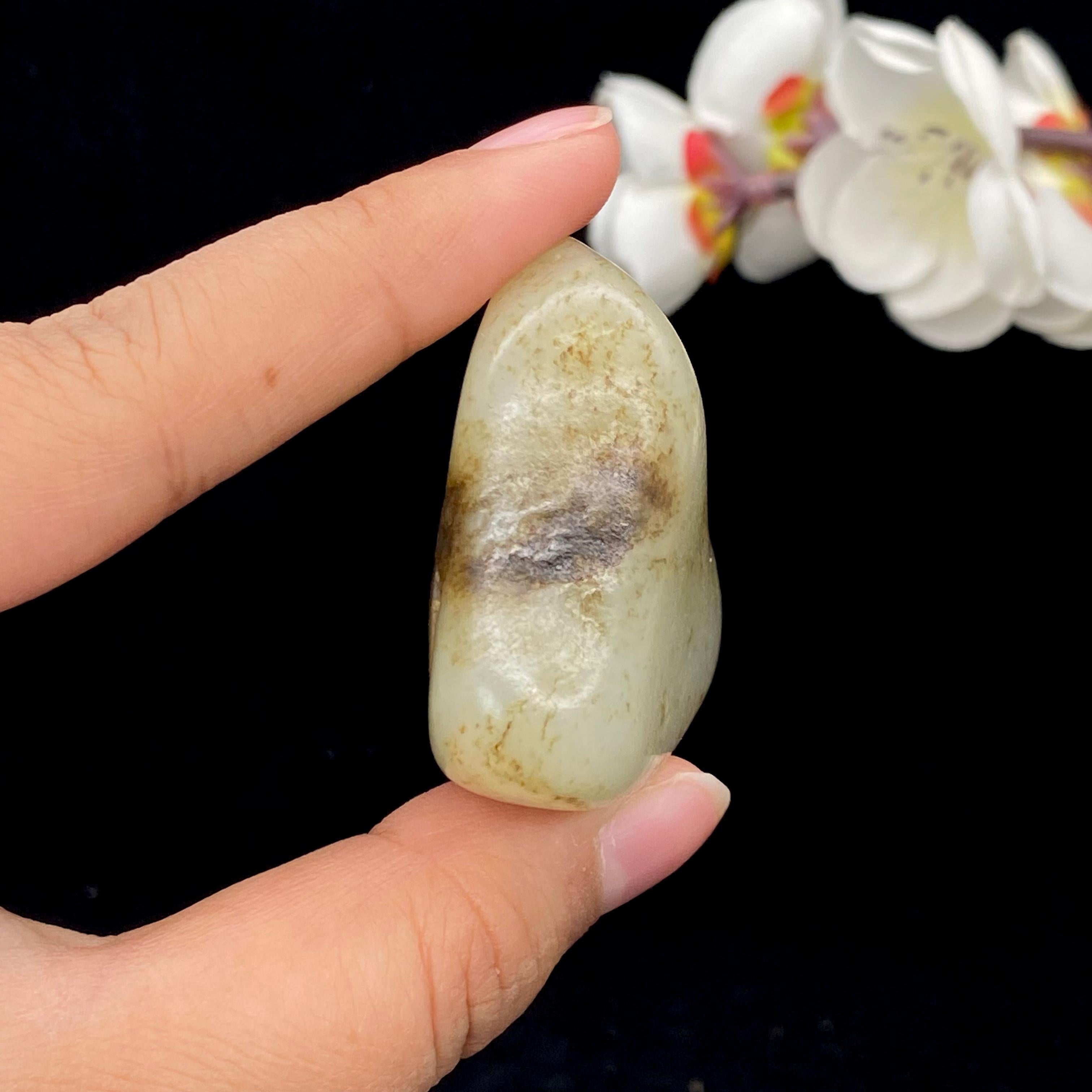 和田玉秋梨皮籽料小手把件（72.8g）