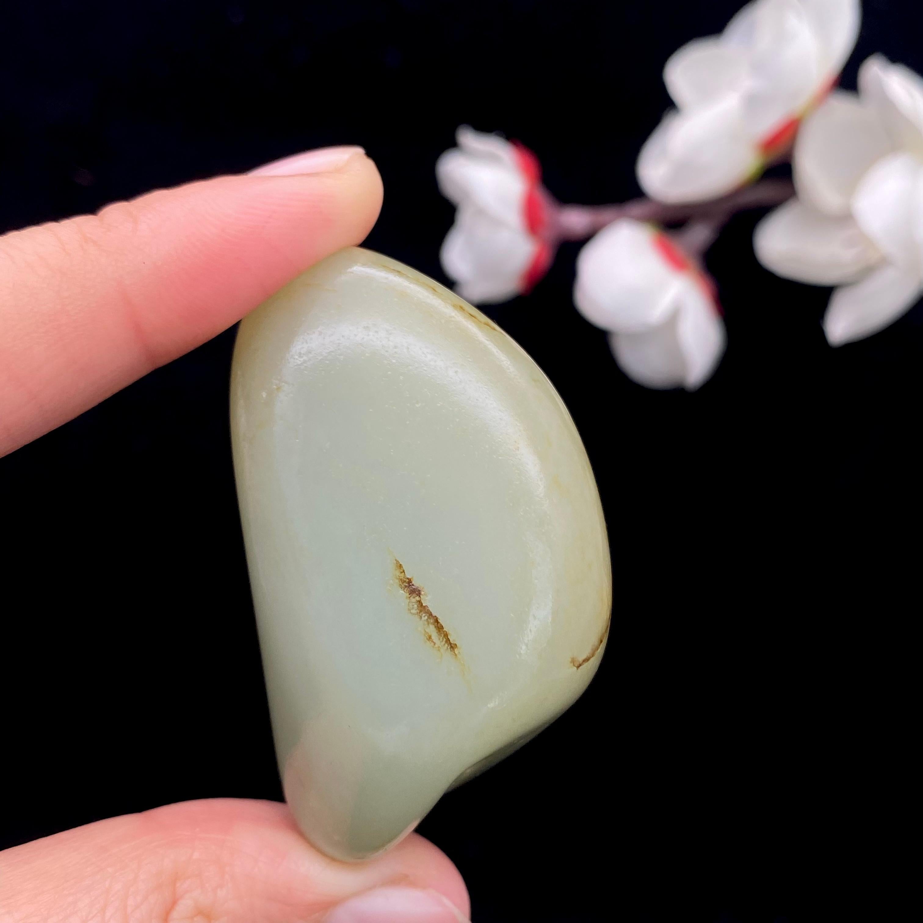 和田玉青白玉带翠籽料原石（70.2g）