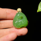 和田玉碧玉冰底苹果绿风生水起18k金扣头挂件（13.0g）