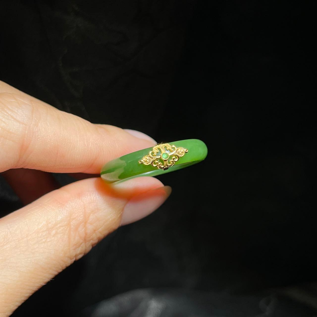 和田玉碧玉阳绿金镶戒指（3.5g）