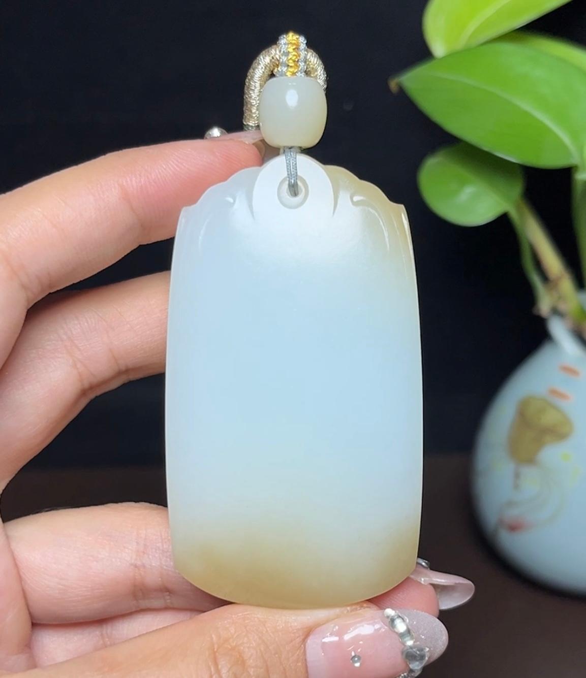 新疆和田玉且末天地糖羊脂玉平安无事牌（80.9g）