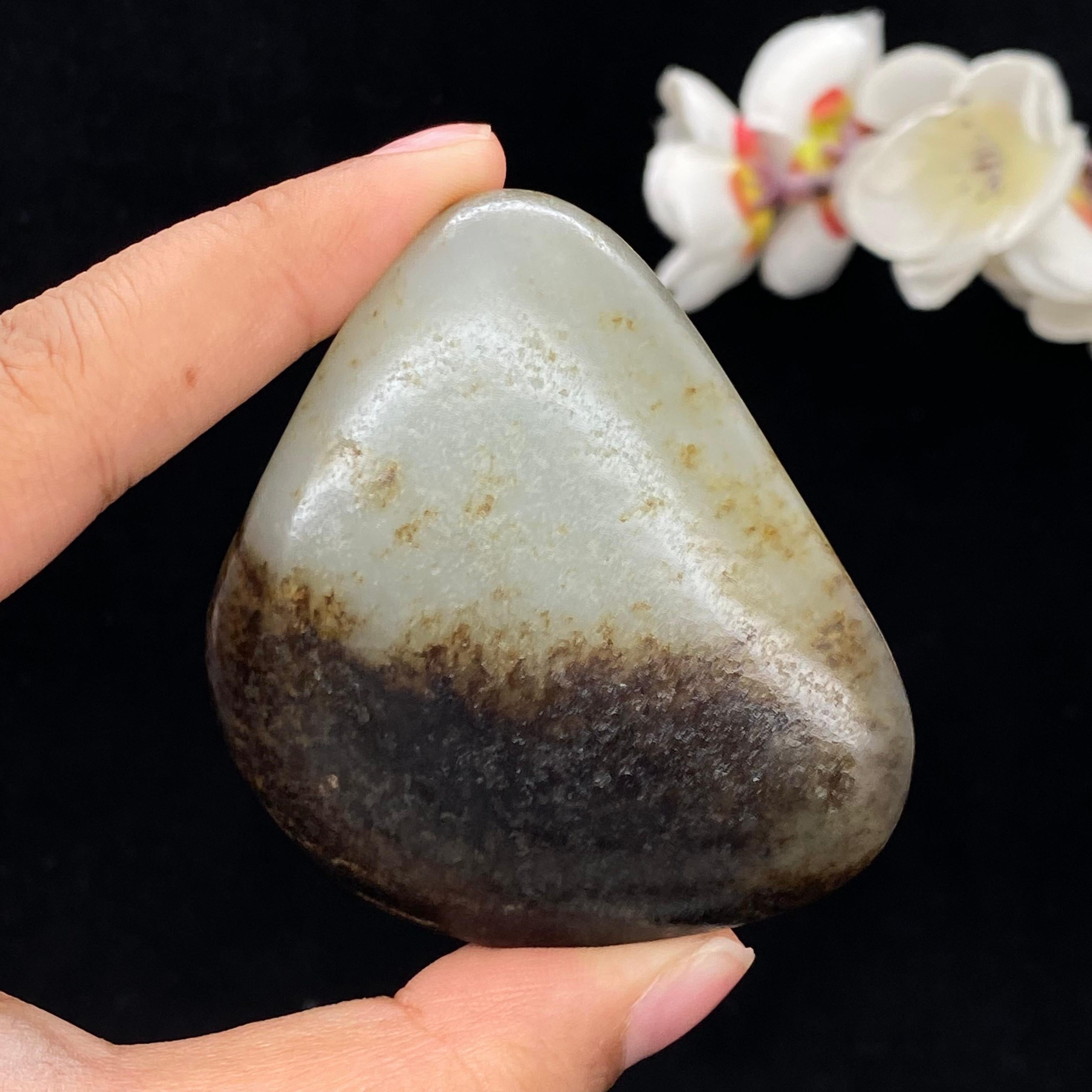 和田玉秋梨黑皮青花底籽料手把件（93.7g）