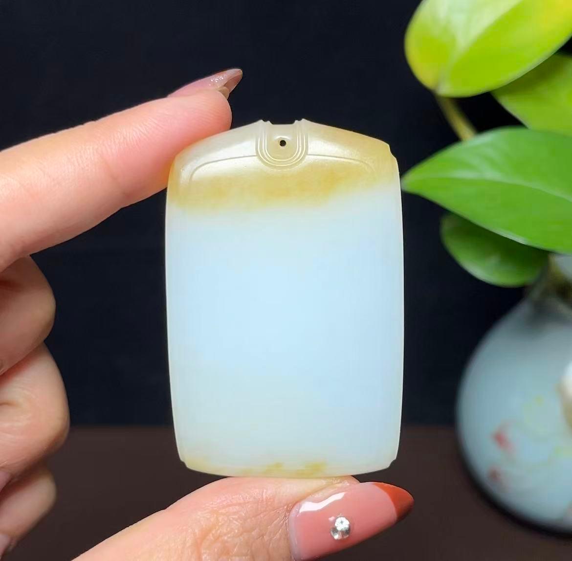 新疆和田玉且末料天地糖羊脂玉平安无事牌（50.7g）