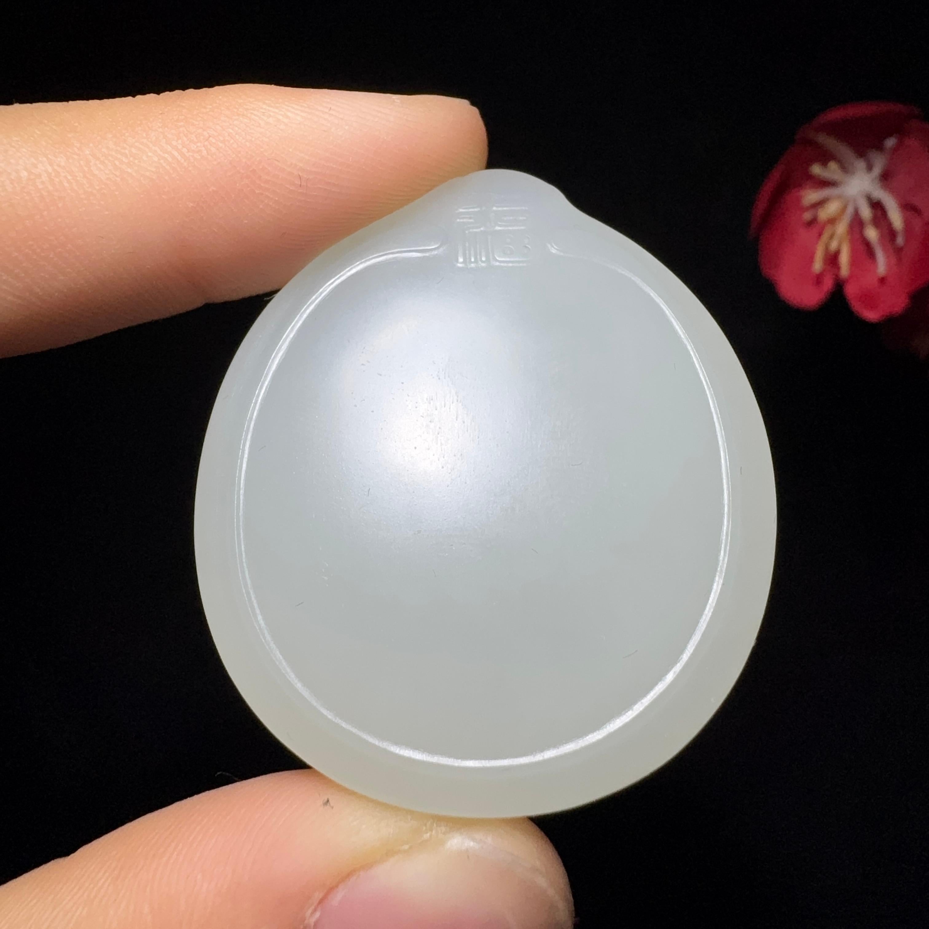和田玉籽料圆形平安无事牌（33.2g）