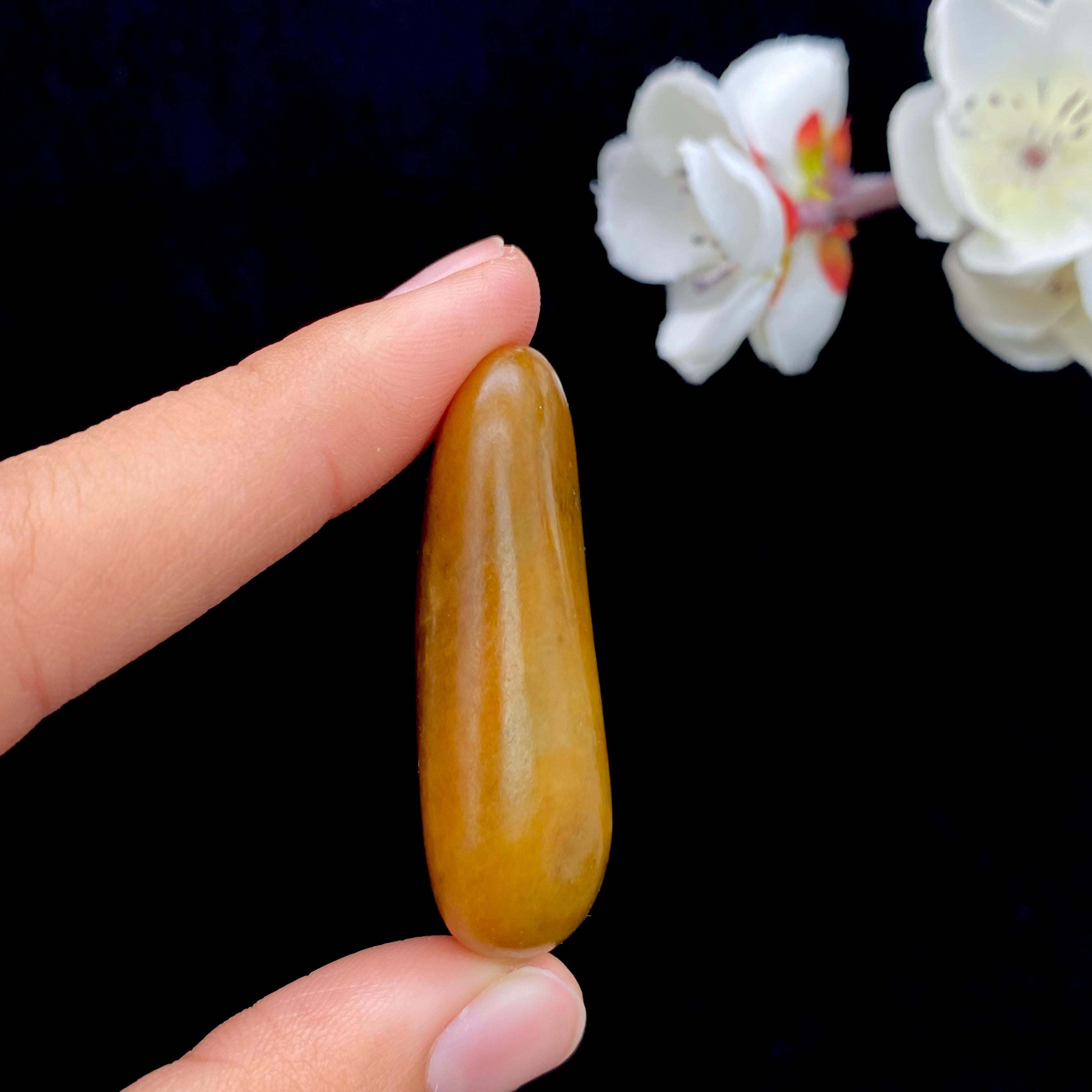 和田玉黄沁皮籽料挂件（32.6g）