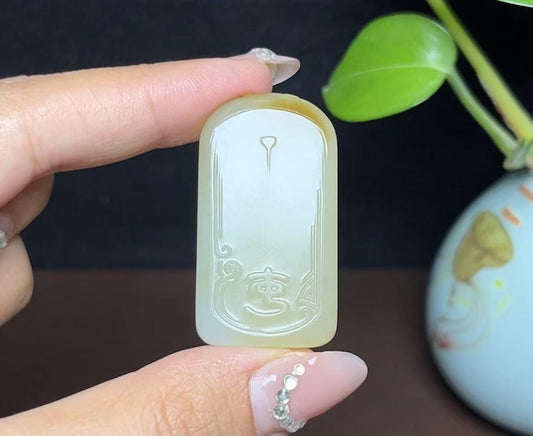 精品新疆和田玉且末糖羊脂玉平安无事牌（20.7g）