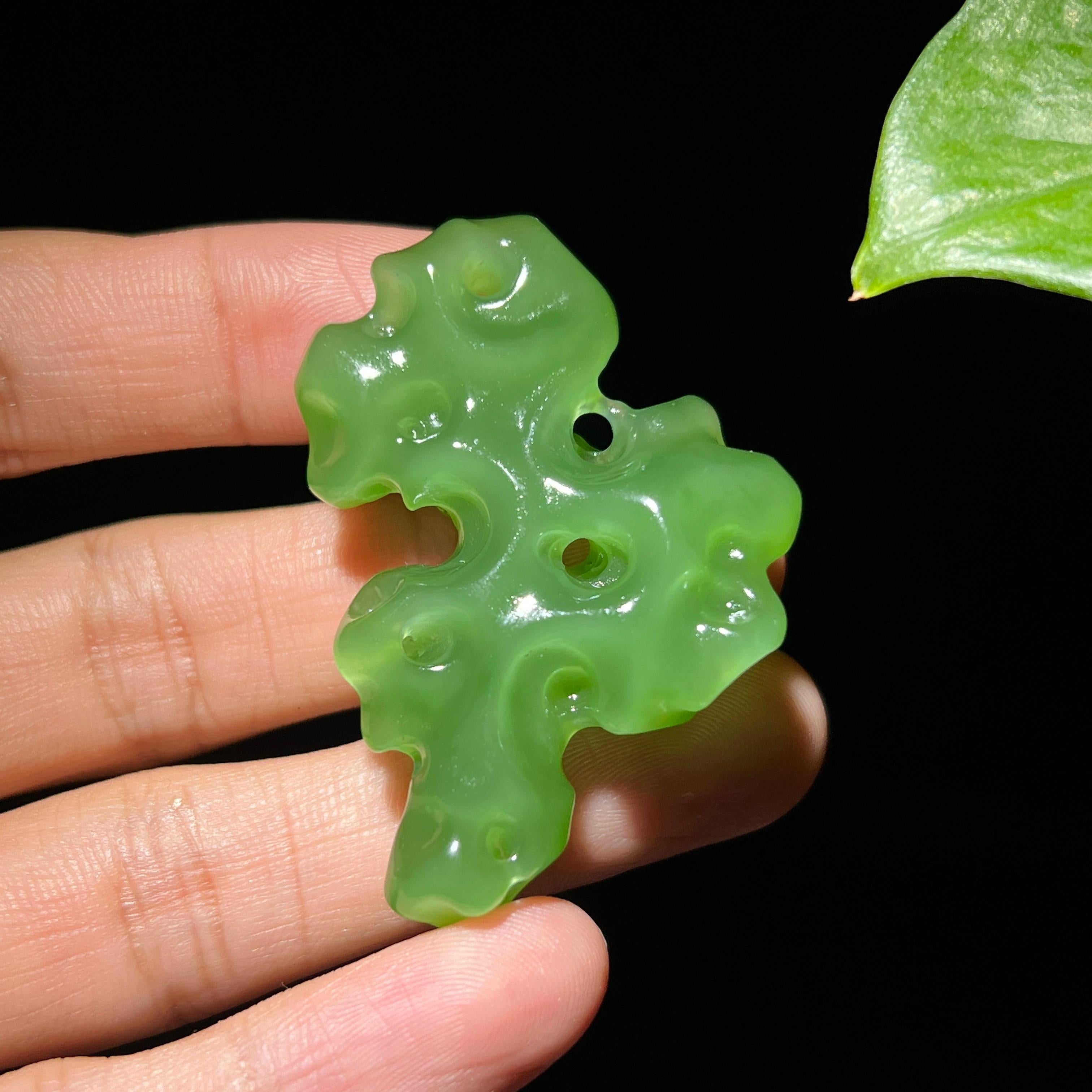 和田玉碧玉冰底苹果绿太湖石挂件（23.2g）