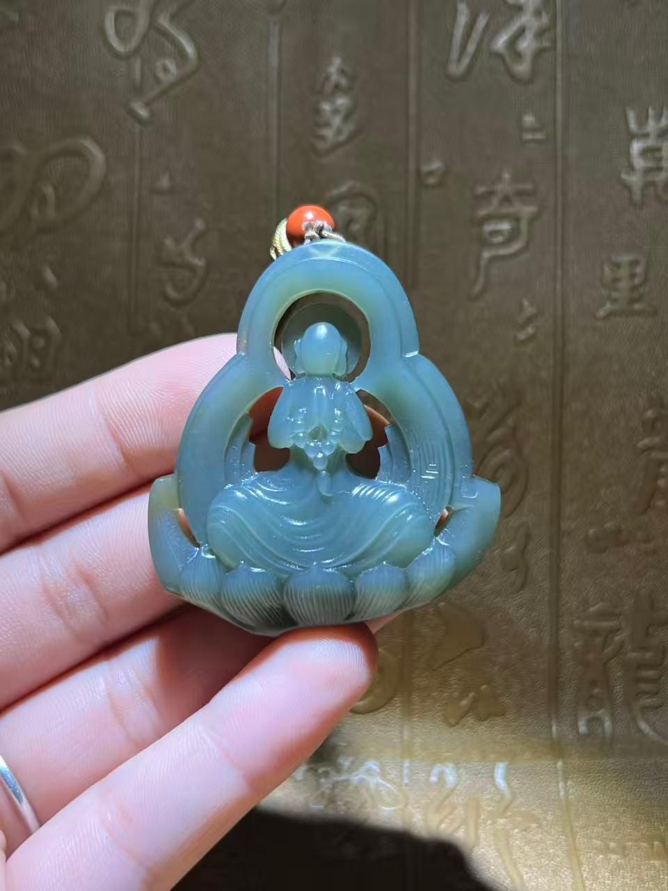 和田玉籽料沙枣青无相观音（34.4g）