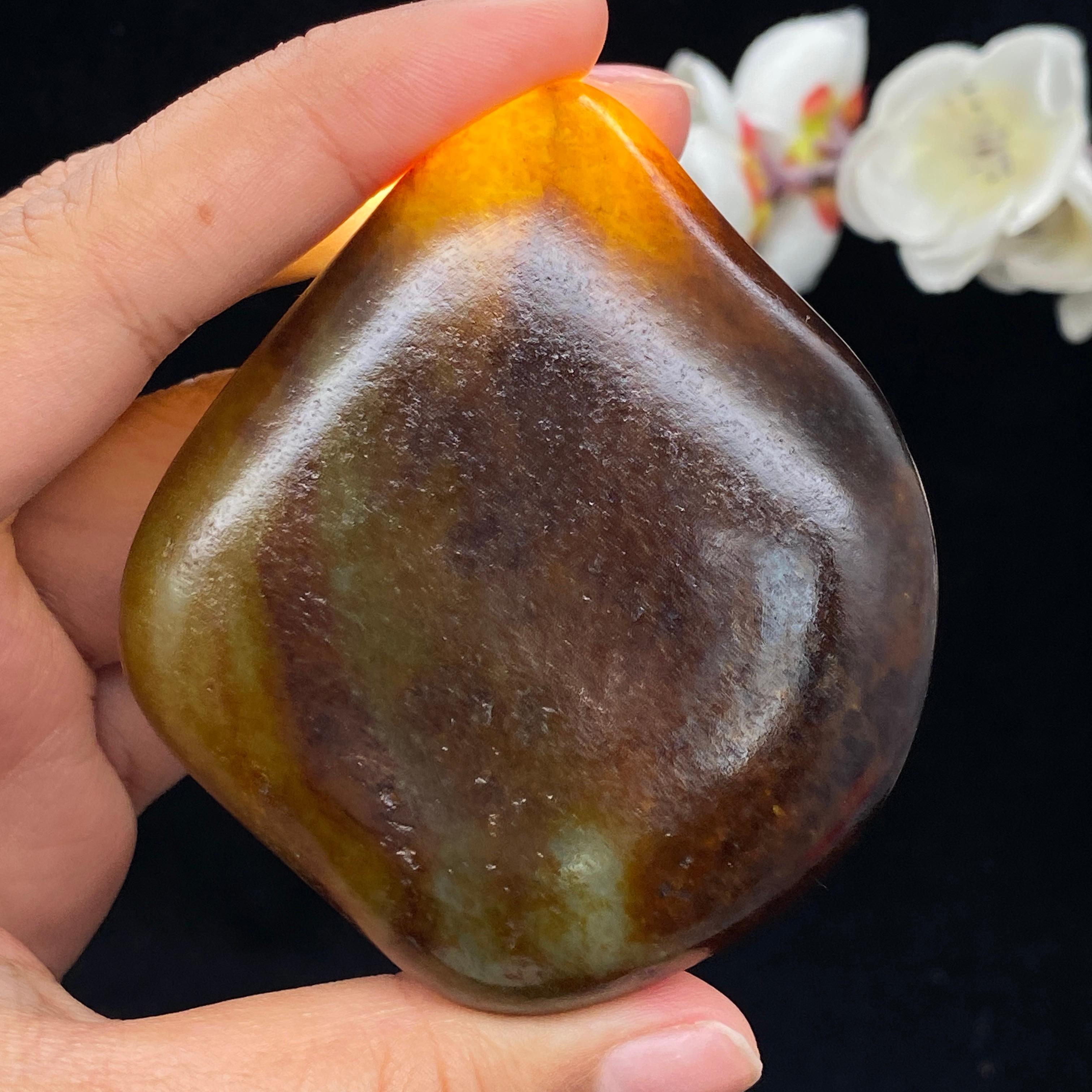 和田玉满黄皮带翠籽料手把件（132.9g）