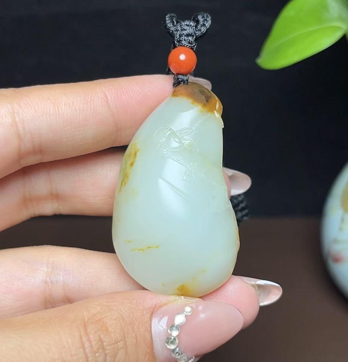 新疆和田玉籽料红皮白肉马上发财（35.2g）