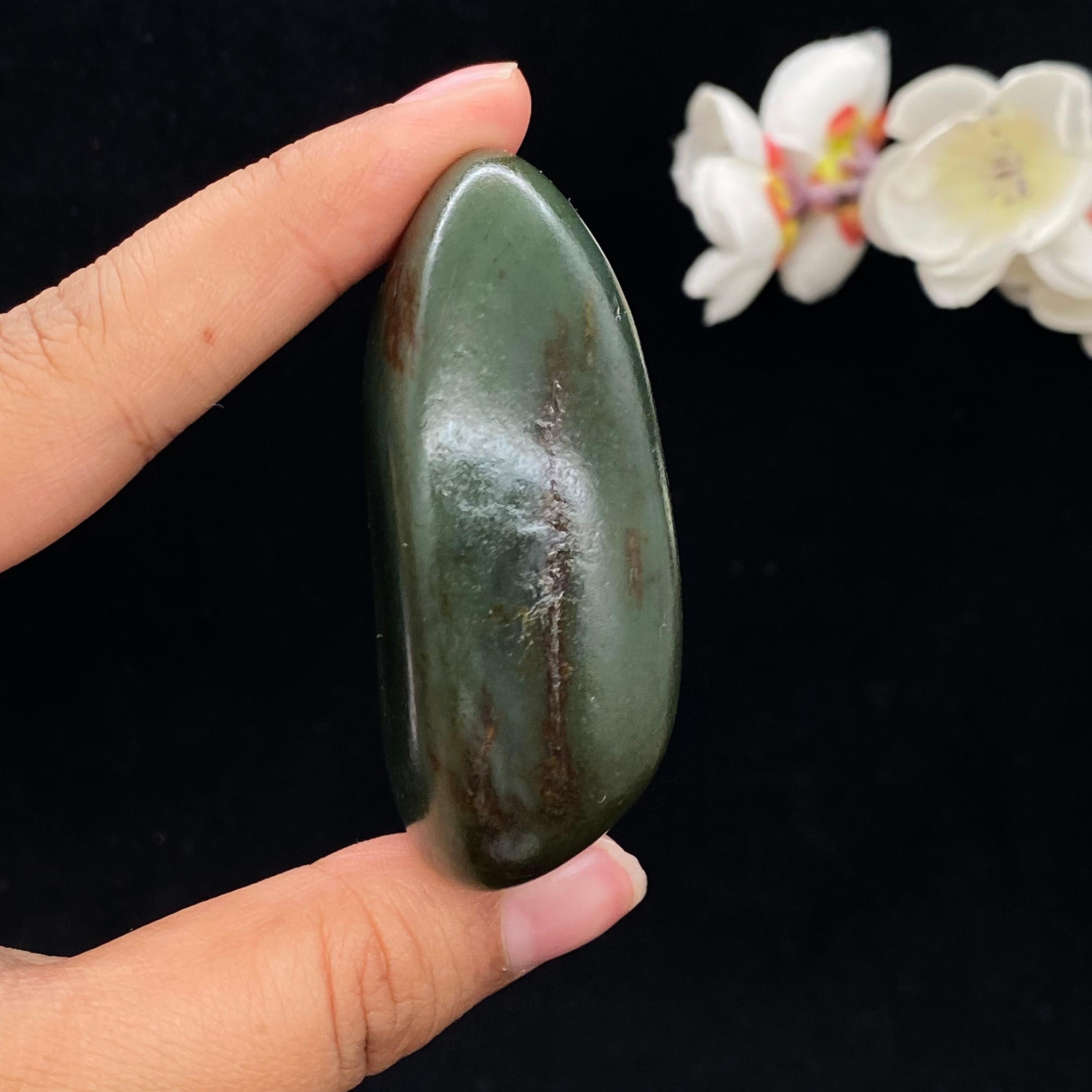 和田玉青玉带红皮籽料手把件（128.2g）