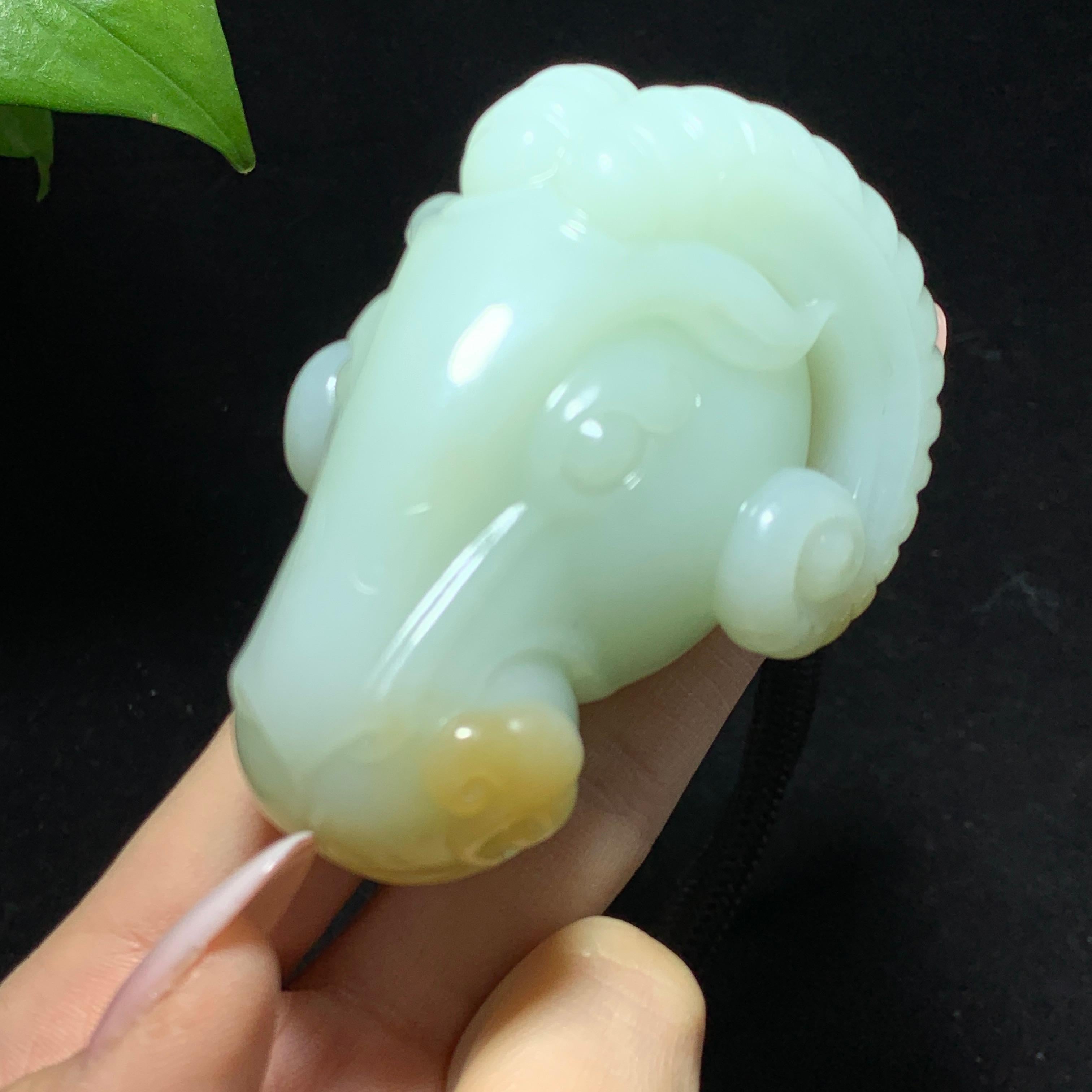 收藏级新疆且末金山矿糖白玉羊羊如意手把件（223.0g）