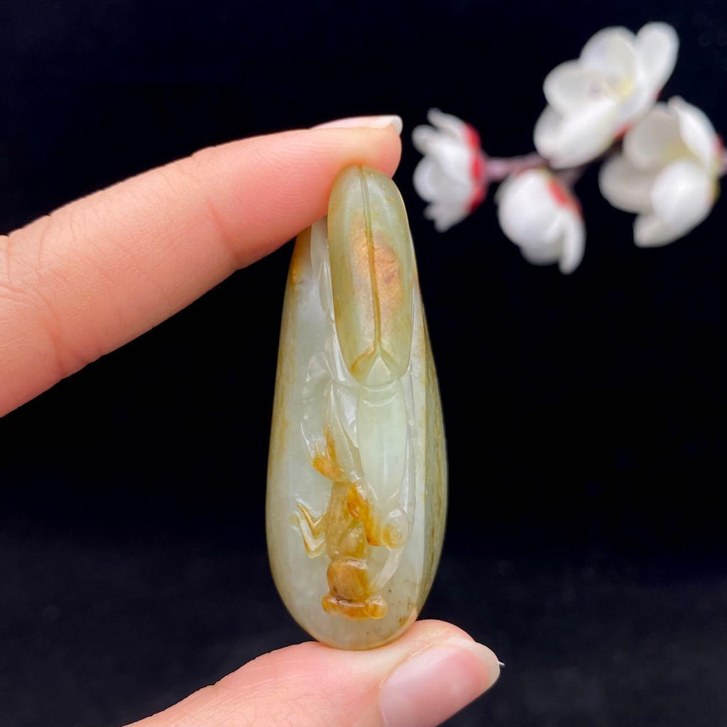 和田玉籽料【螳螂捕蝉 黄雀在后】（37.8g）