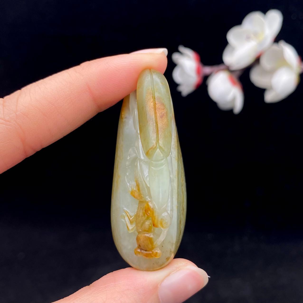 和田玉籽料【螳螂捕蝉 黄雀在后】（37.8g）