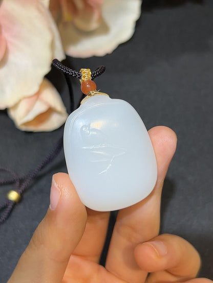 和田玉新疆且末料羊脂玉喜上眉梢（21.4g）