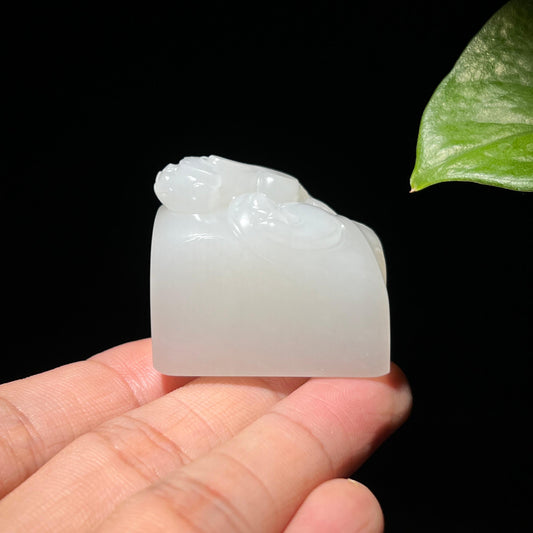 和田玉籽料天然皮色螭龙章子（59.3g）