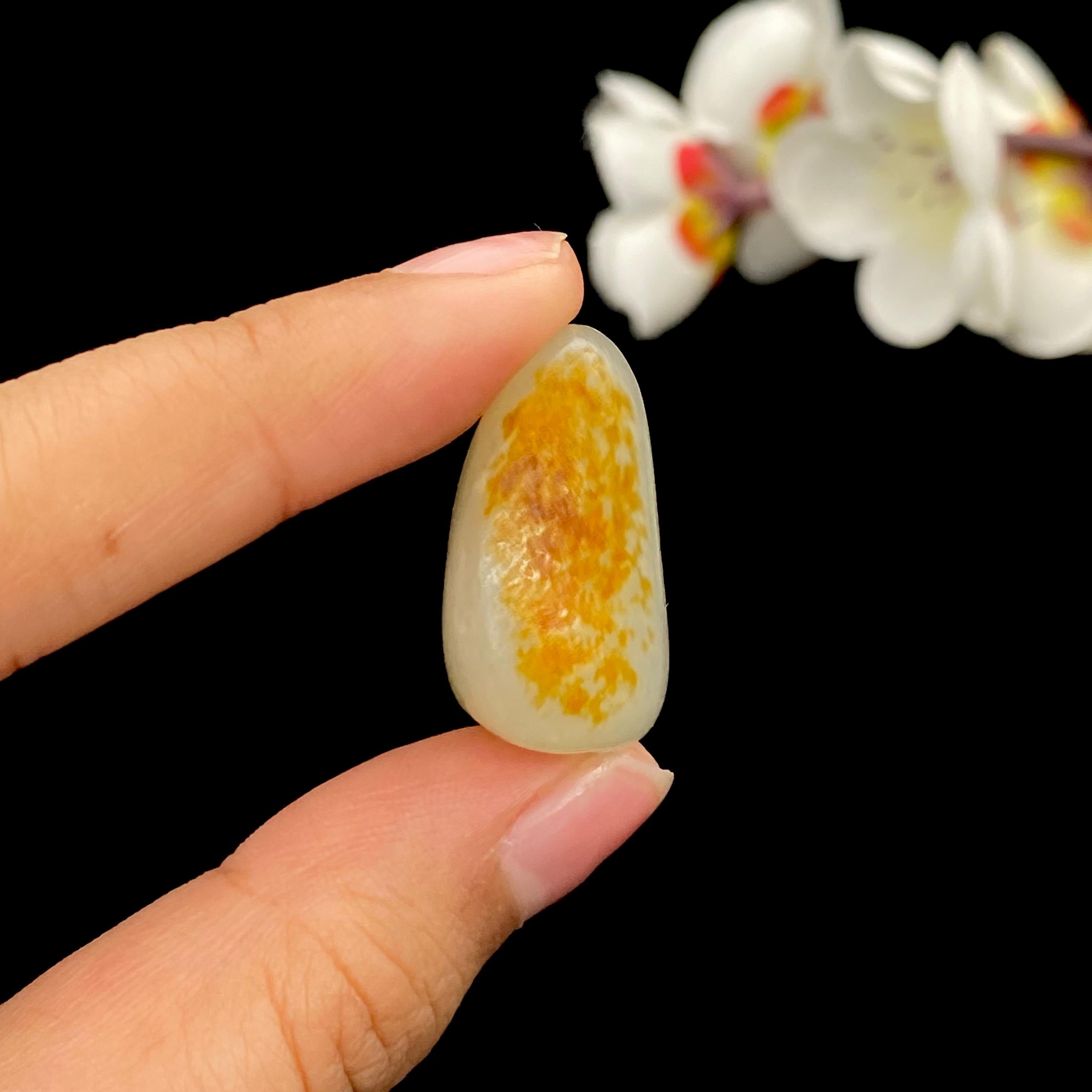 和田玉聚黄皮青花底籽料吊坠籽（11.6g） – 厚德载玉