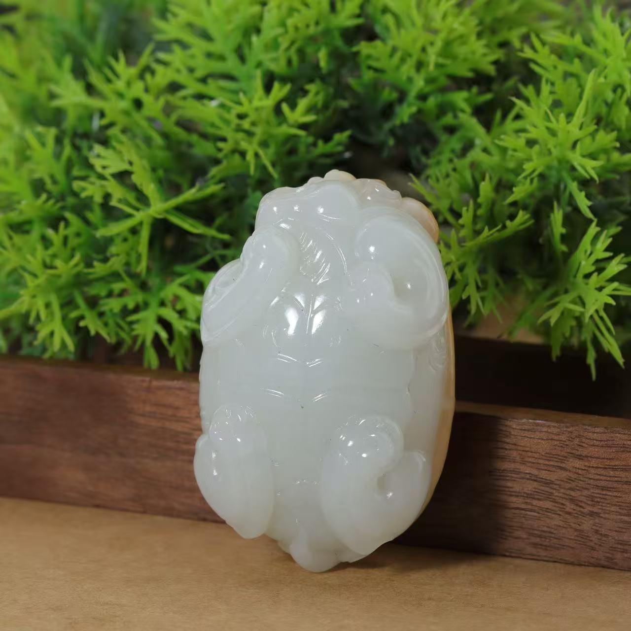 和田玉黄皮白玉籽料龙龟雕件（64.7g）