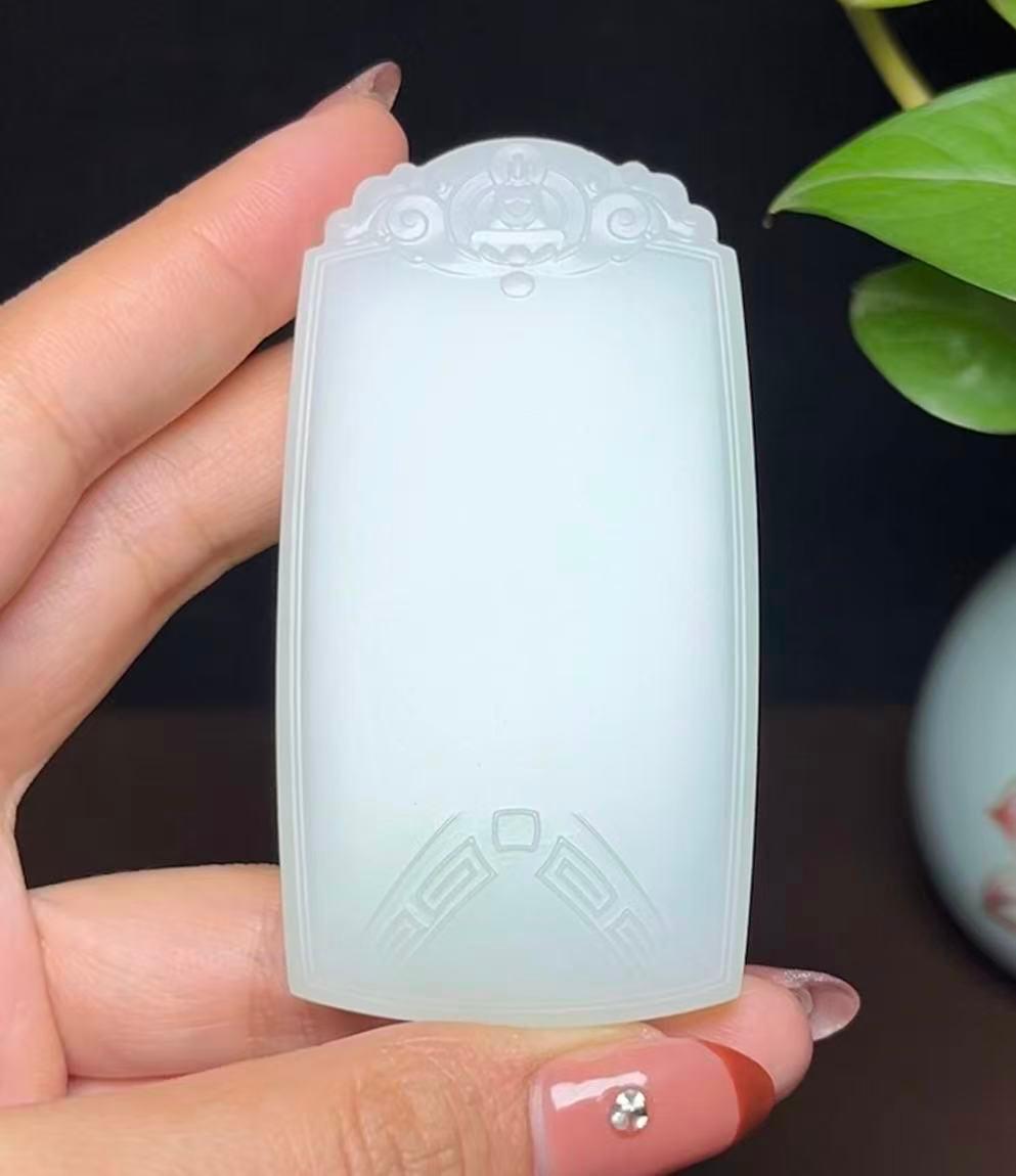 和田羊脂玉带翠平安无事牌（88.9g）