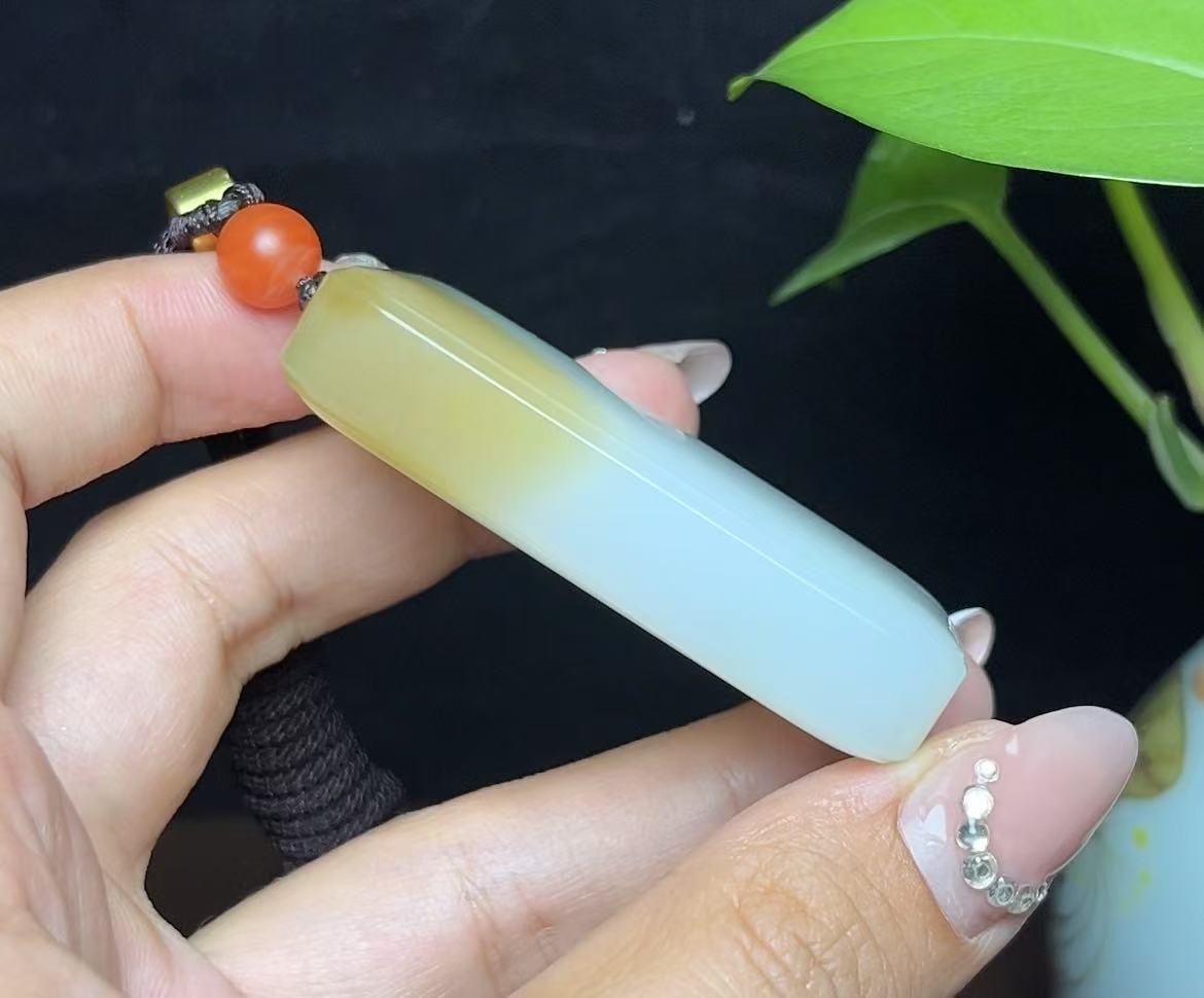 新疆和田玉特色三色且末糖带翠羊脂玉平安无事牌（63.6g）