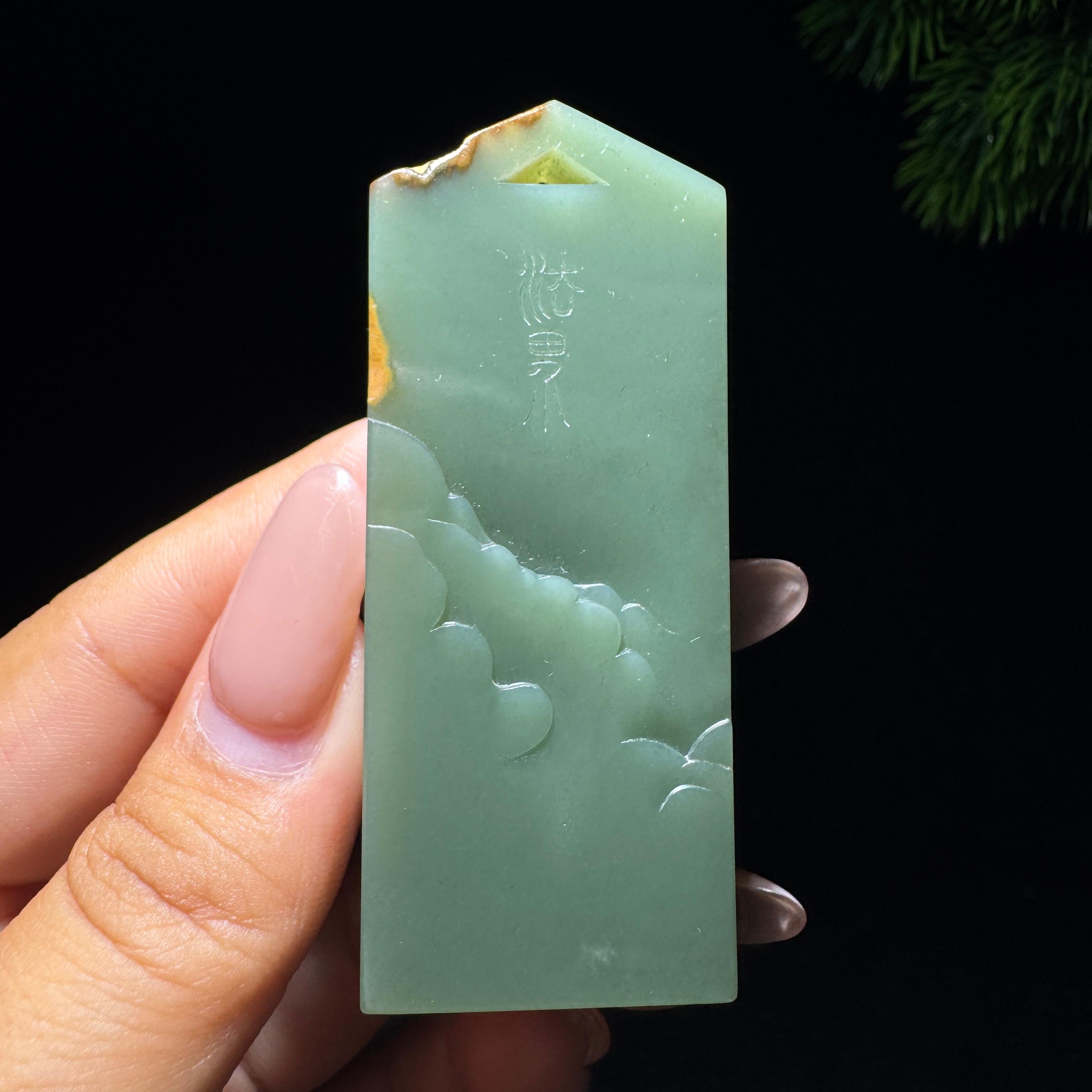 和田玉籽料沙枣青无相佛（56.0g）