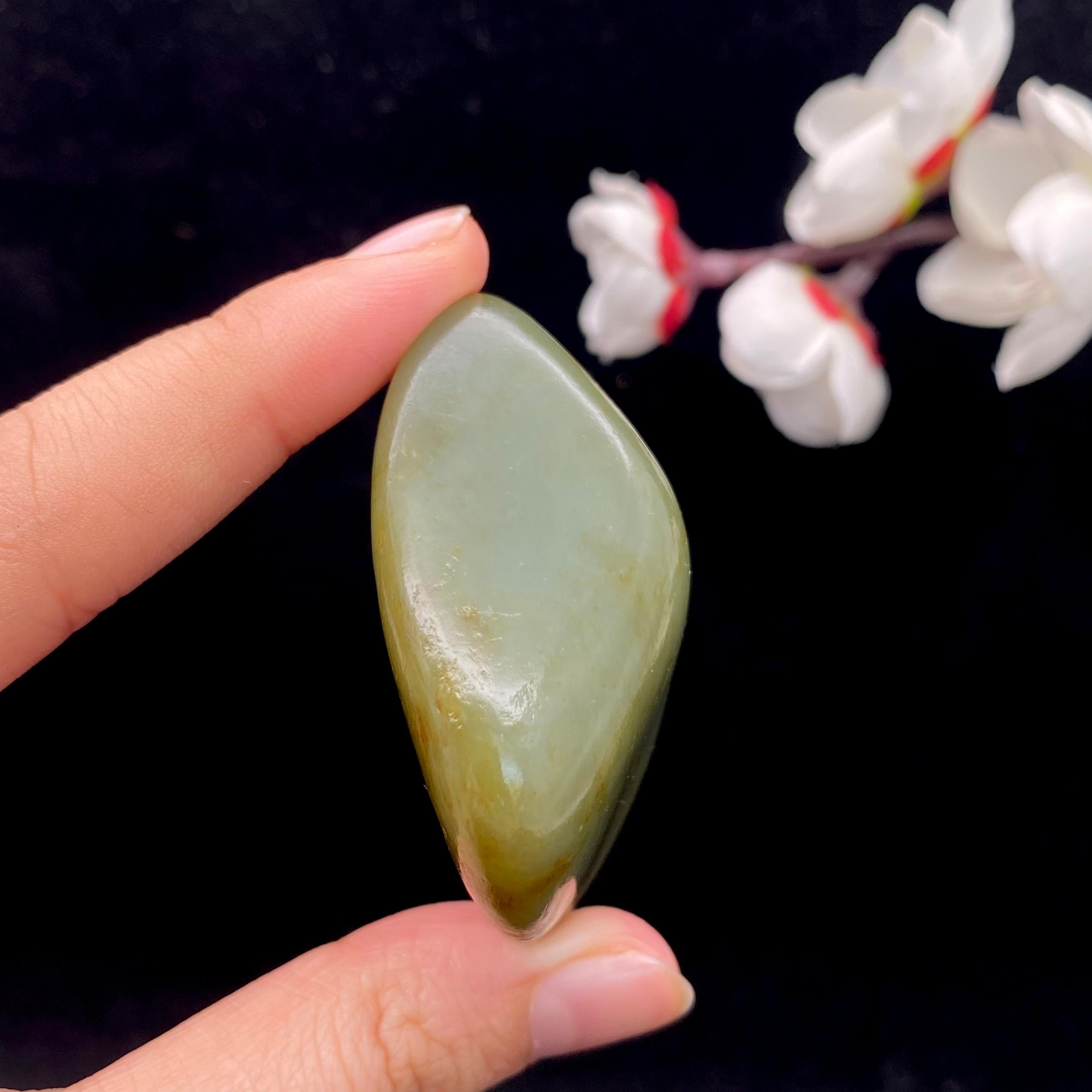 和田玉黄皮青玉籽料原石（61.9g）