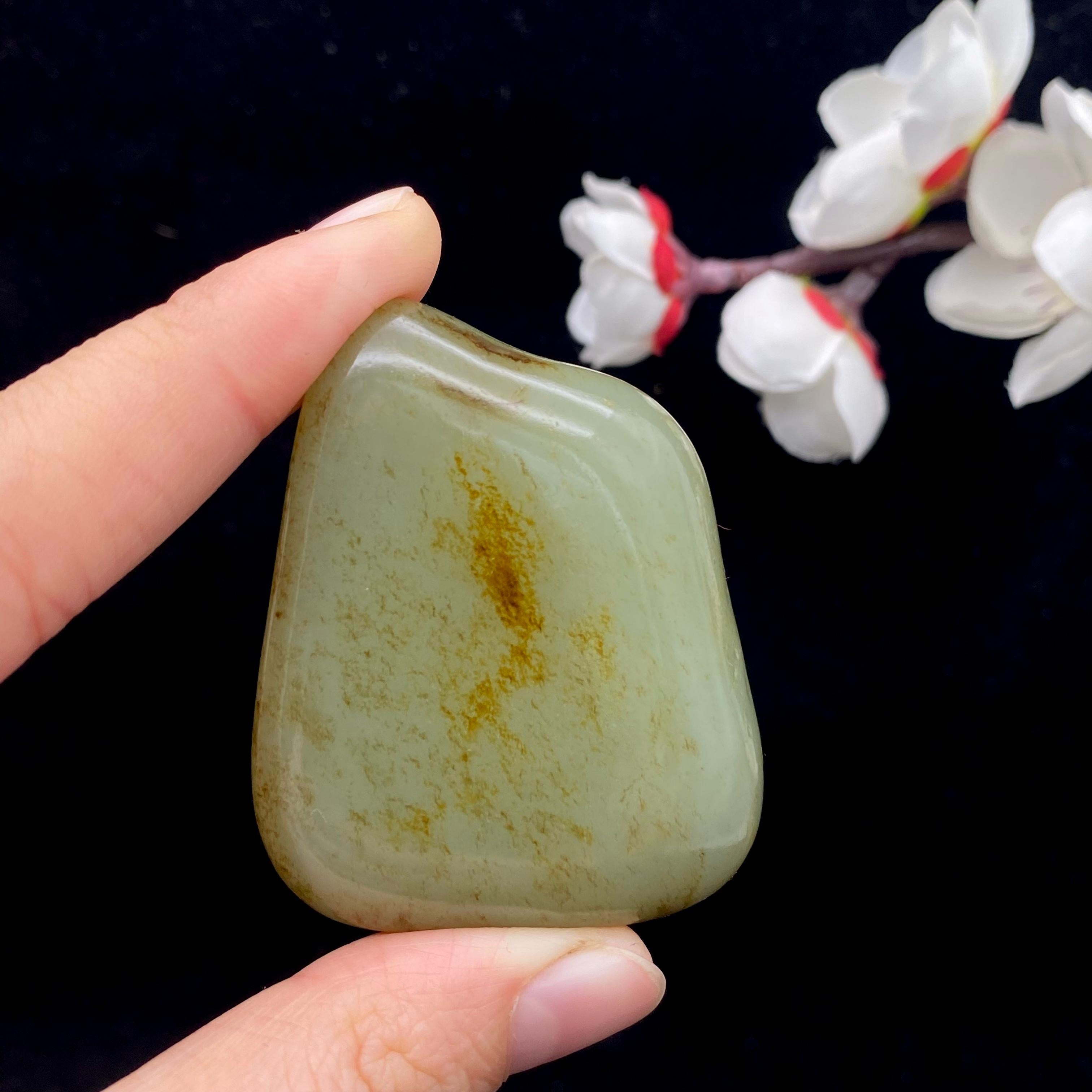 和田玉秋梨皮青玉籽料原石（57.4g）