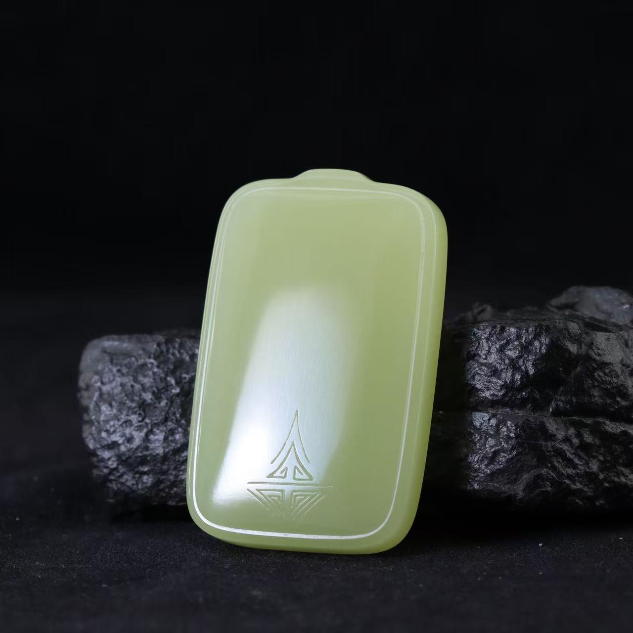 和田玉黄玉无事牌（65.4g）
