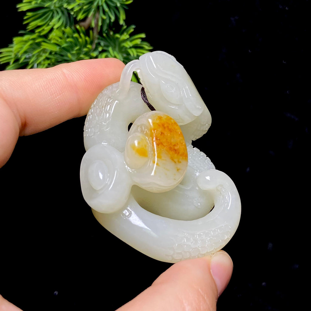 和田玉籽料灵蛇献瑞（78.5g）