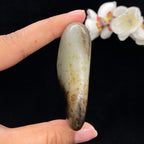 和田玉秋梨黑皮青花底籽料手把件（93.7g）