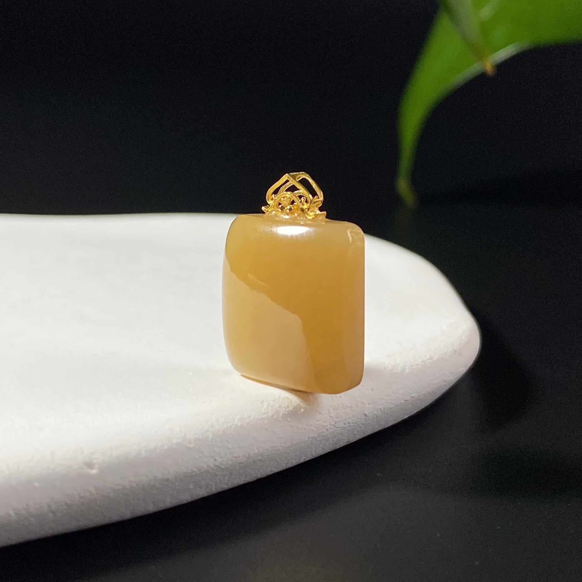 【超值推荐】和田玉18k金镶糖玉平安无事牌（2.3g）