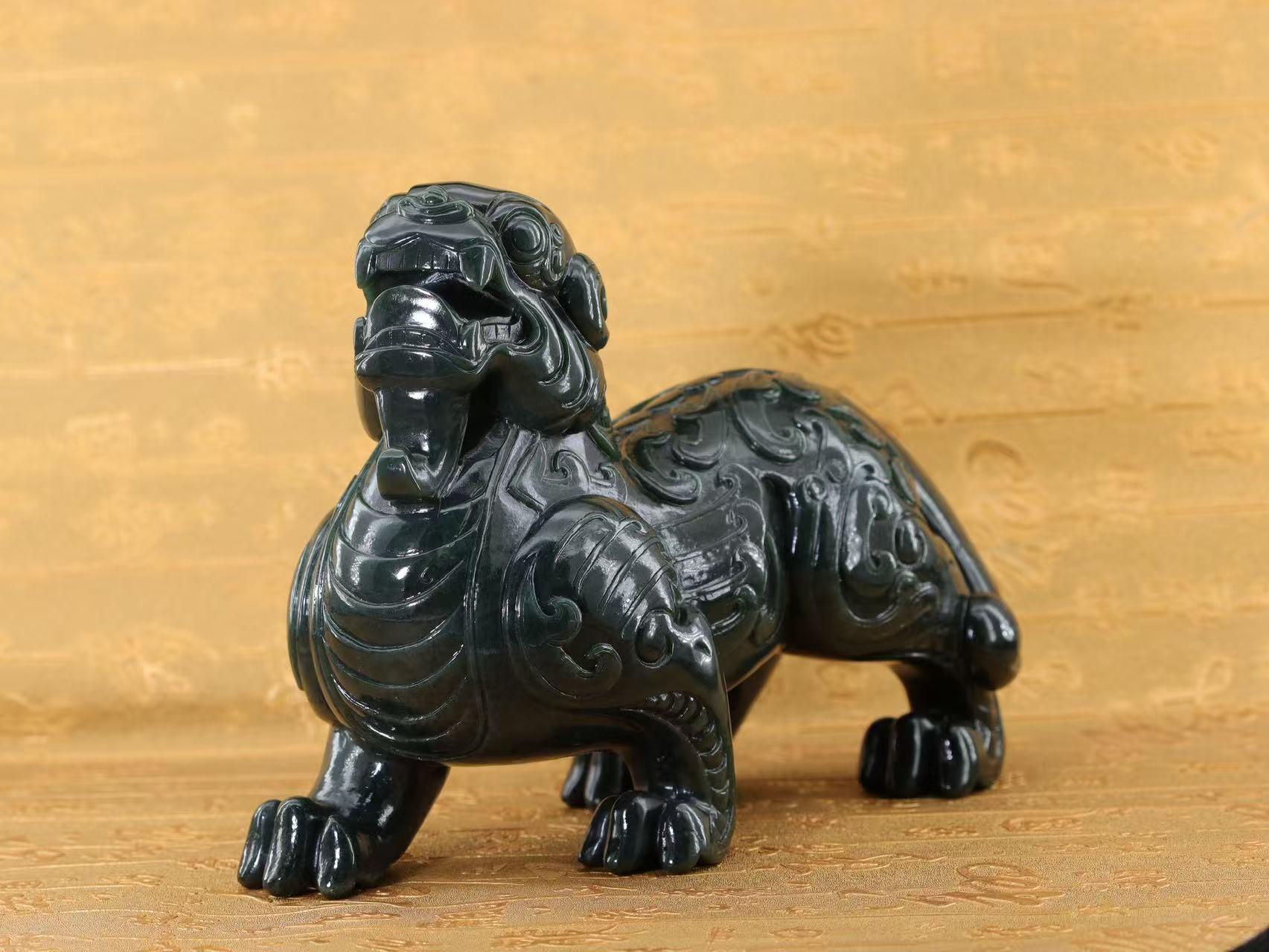 和田玉籽料黑青貔貅摆件（2650g）