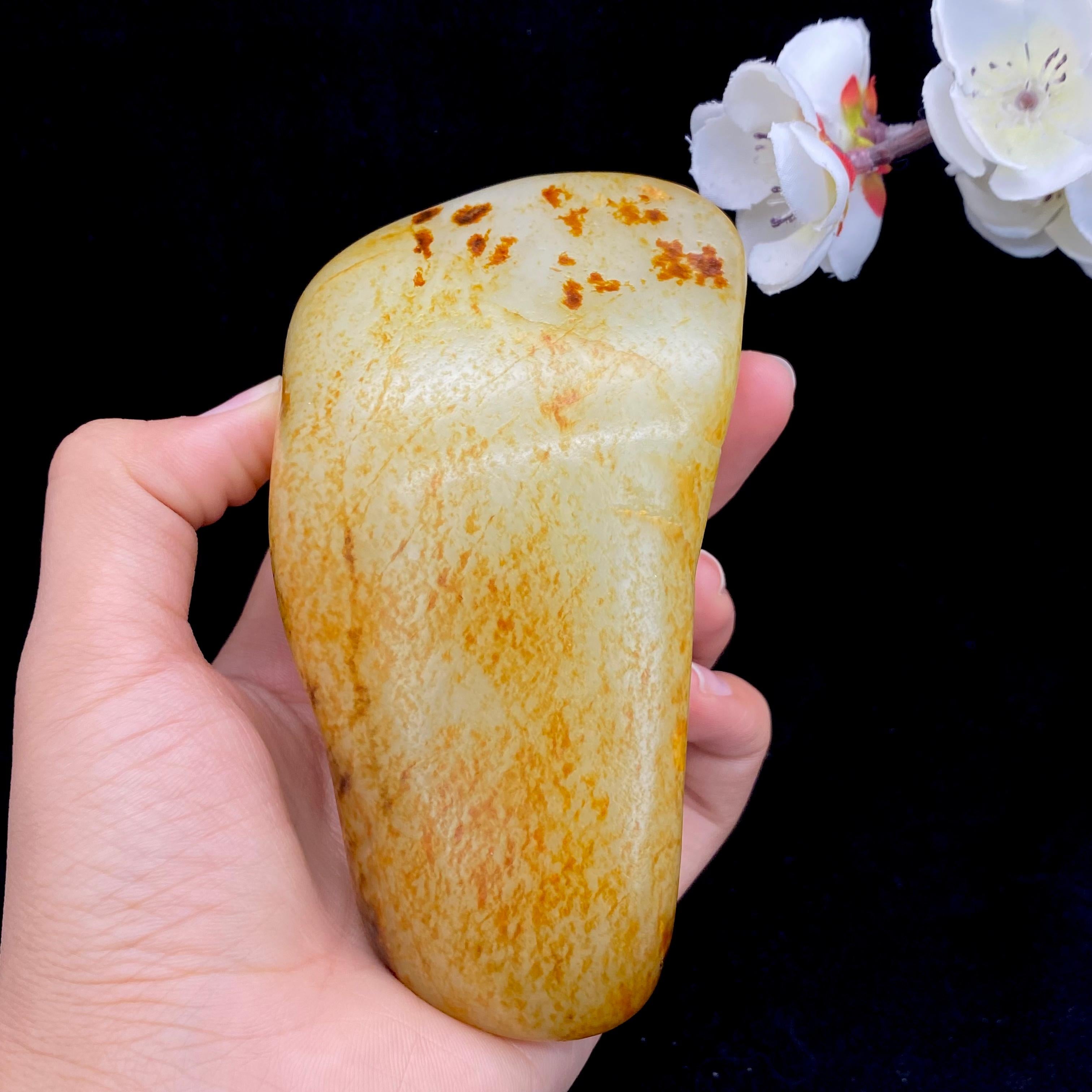 和田玉洒红皮籽料原石（589.5g）