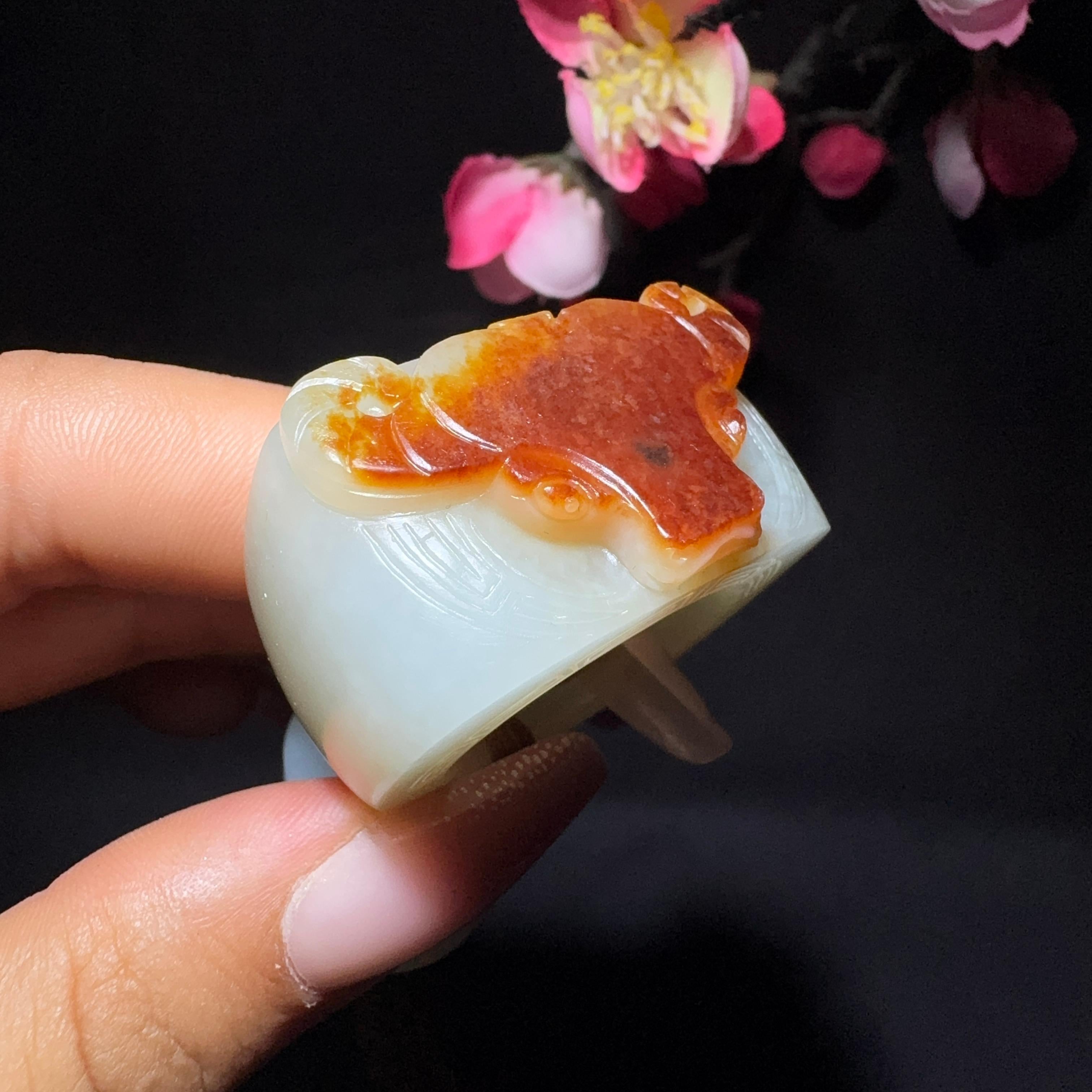 和田玉籽料扳指牛气冲天（60.8g）