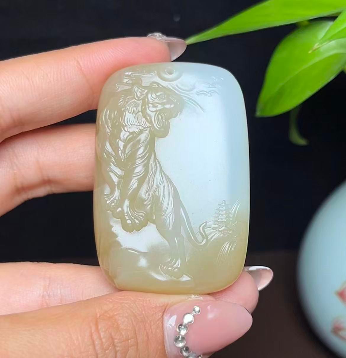 新疆和田玉且末糖白羊脂玉生肖上山虎（44.2g）