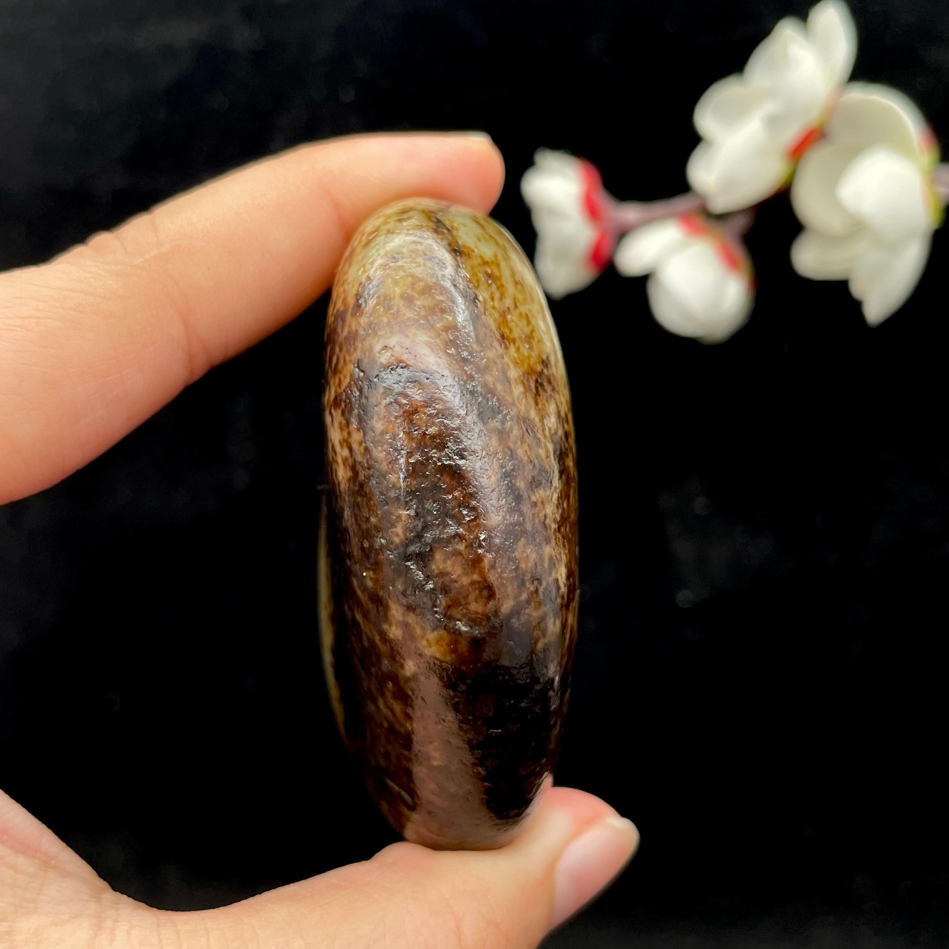 和田玉秋梨皮籽料手把件（124.7g）