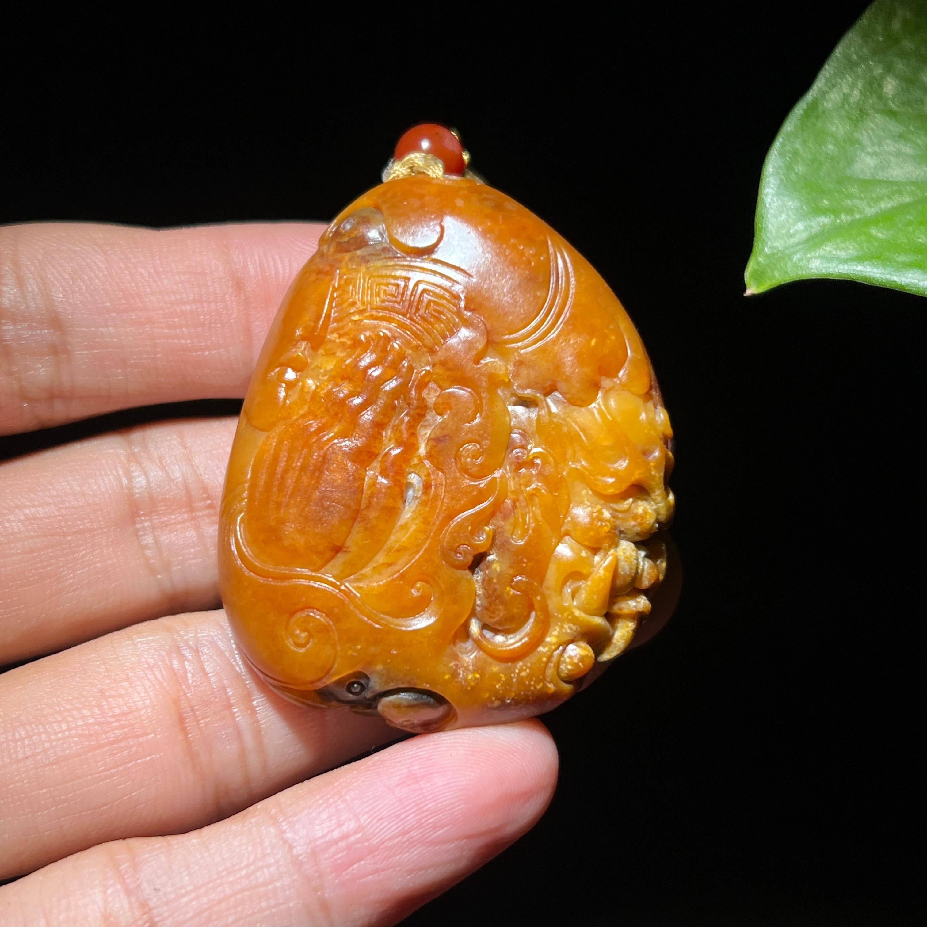 和田玉籽料黄沁一念之间挂件（52.7g）