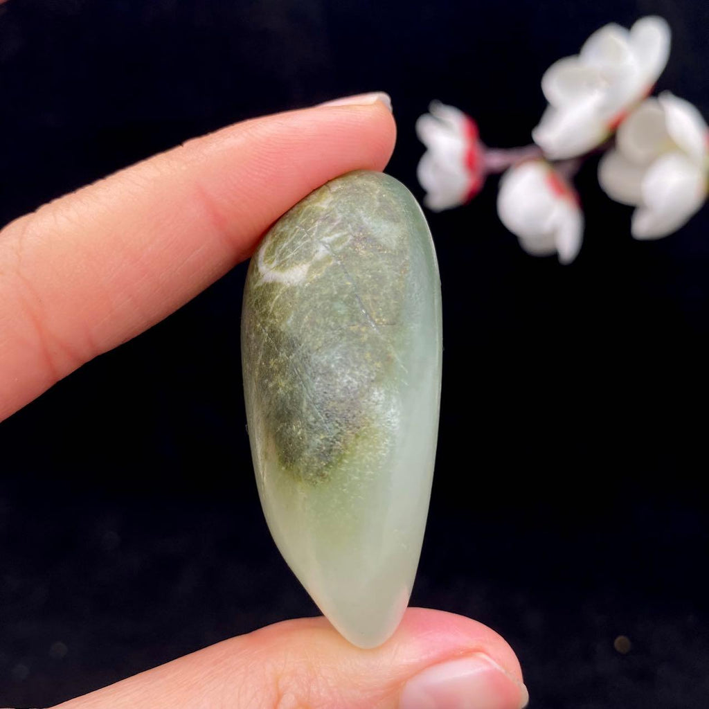 和田玉白玉带翠籽料挂件（47.3g）