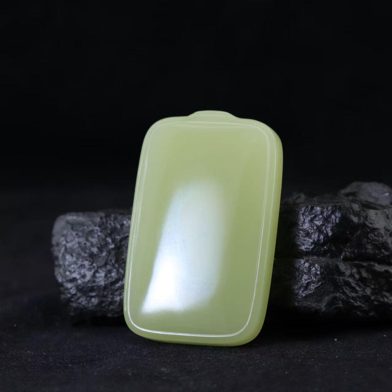 和田玉黄玉无事牌（65.4g）