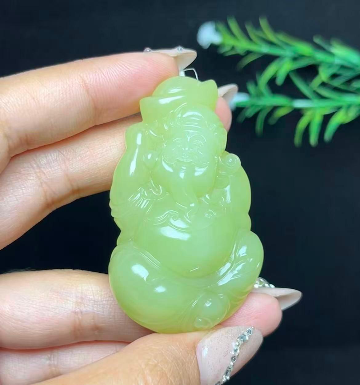 和田玉若羌黄口料财神（44.3g）