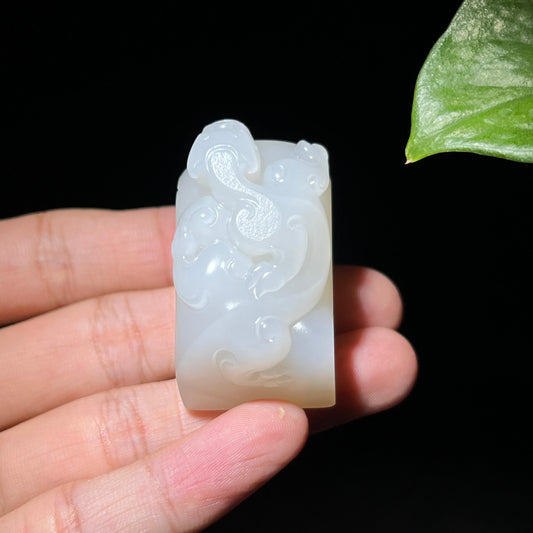 和田玉籽料天然皮色螭龙章子（59.3g）