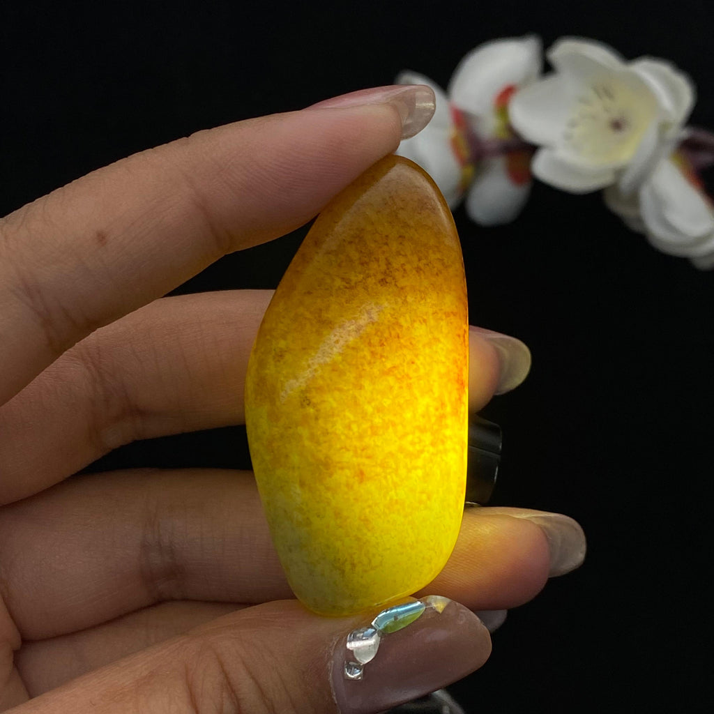 和田玉聚黄皮青花底籽料挂件（34.1g）