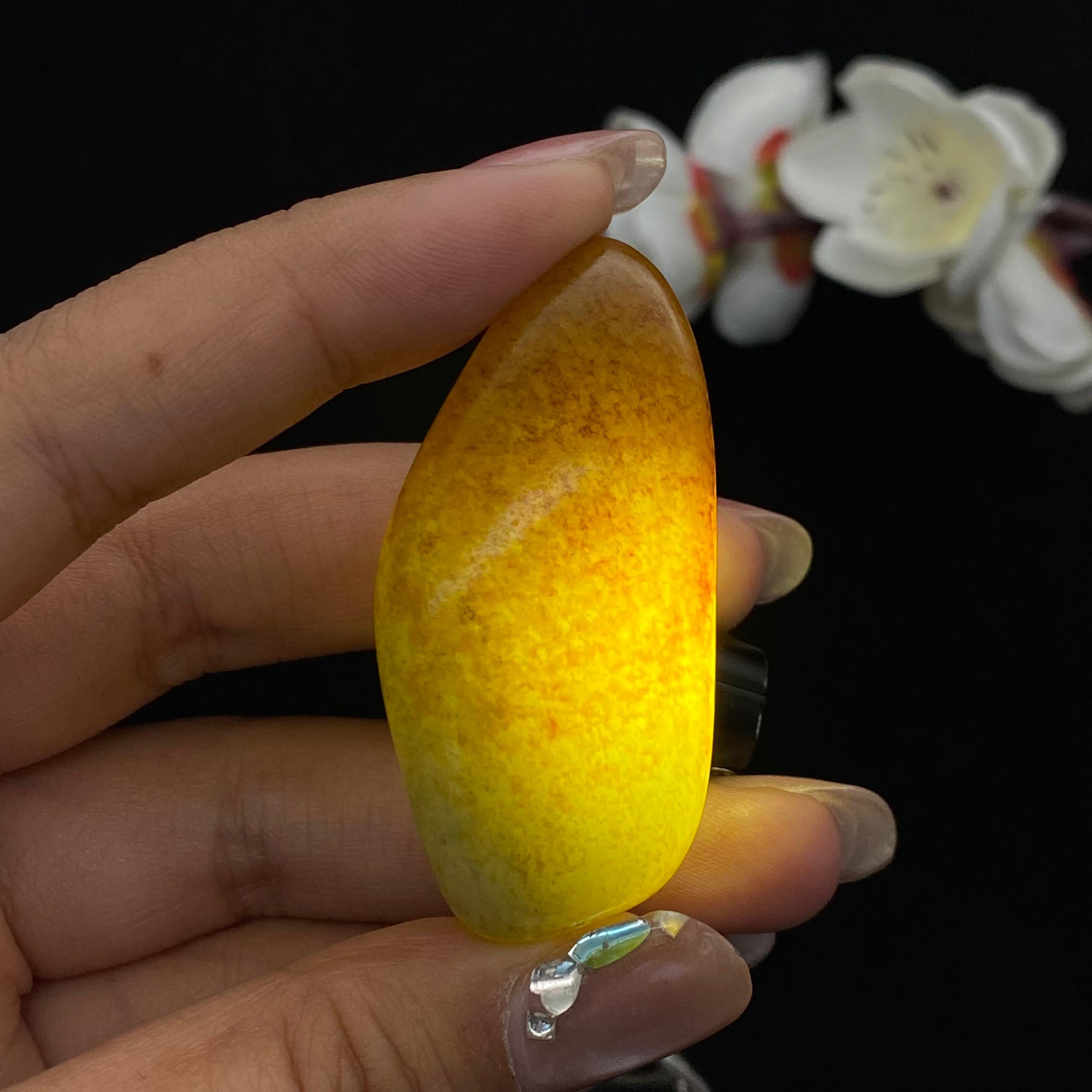 和田玉聚黄皮青花底籽料挂件（34.1g）