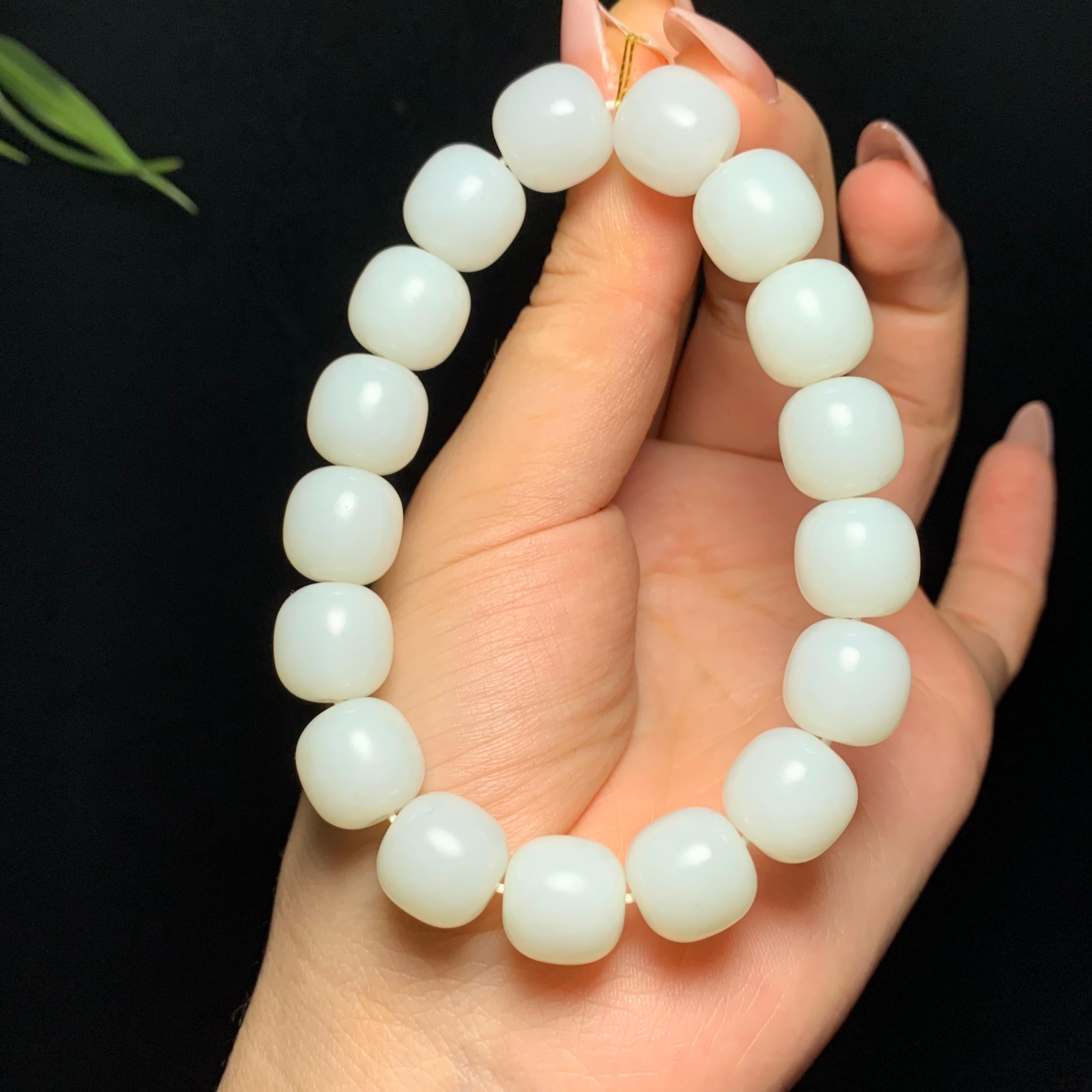 精品和田白玉老型珠手串（53.0g） – 厚德载玉