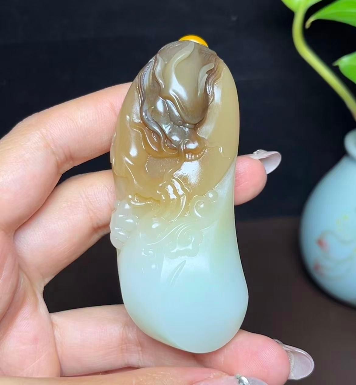 新疆和田玉且末料羊脂玉龙牌手把件（97.7g）