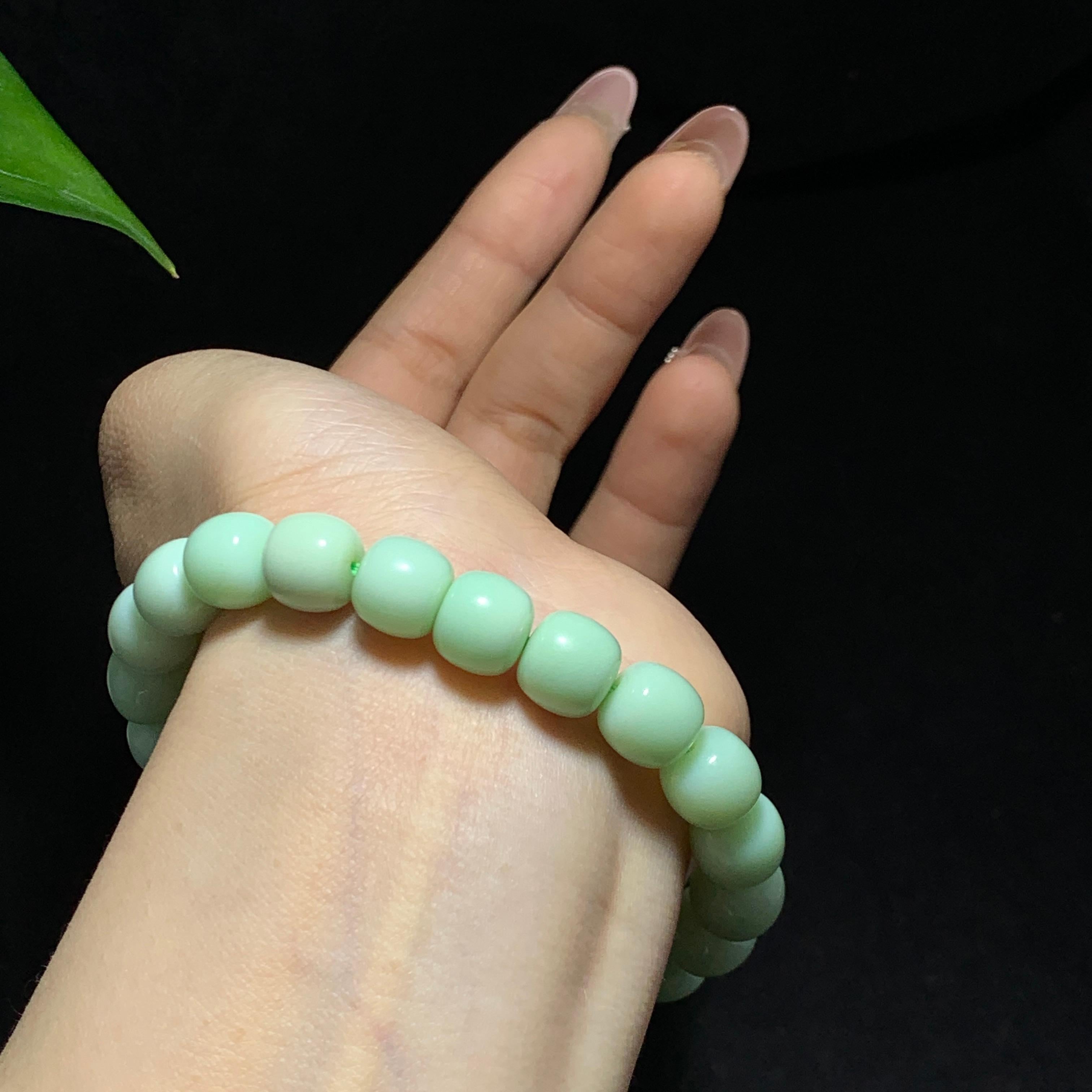 和田山料碧玉黑羊洞薄荷奶绿老型珠手串（34.5g）